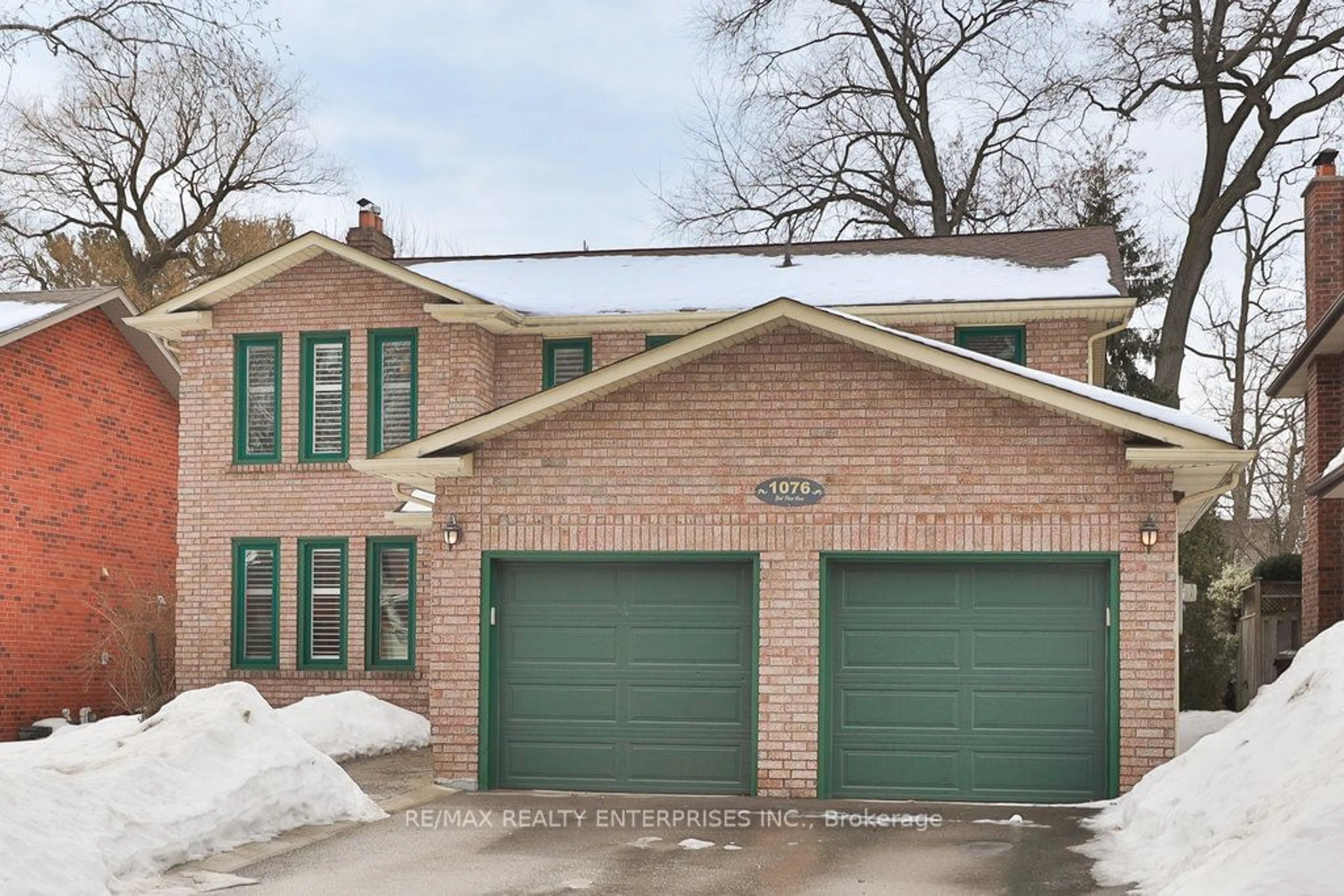 Home with brick exterior material, street for 1076 Red Pine Cres, Mississauga Ontario L5H 4C8