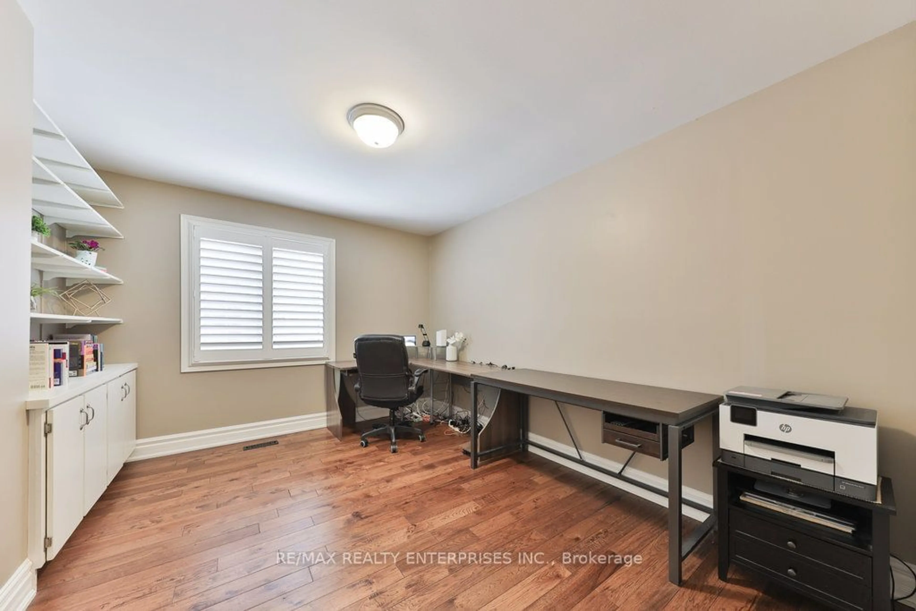 A pic of a room for 1076 Red Pine Cres, Mississauga Ontario L5H 4C8