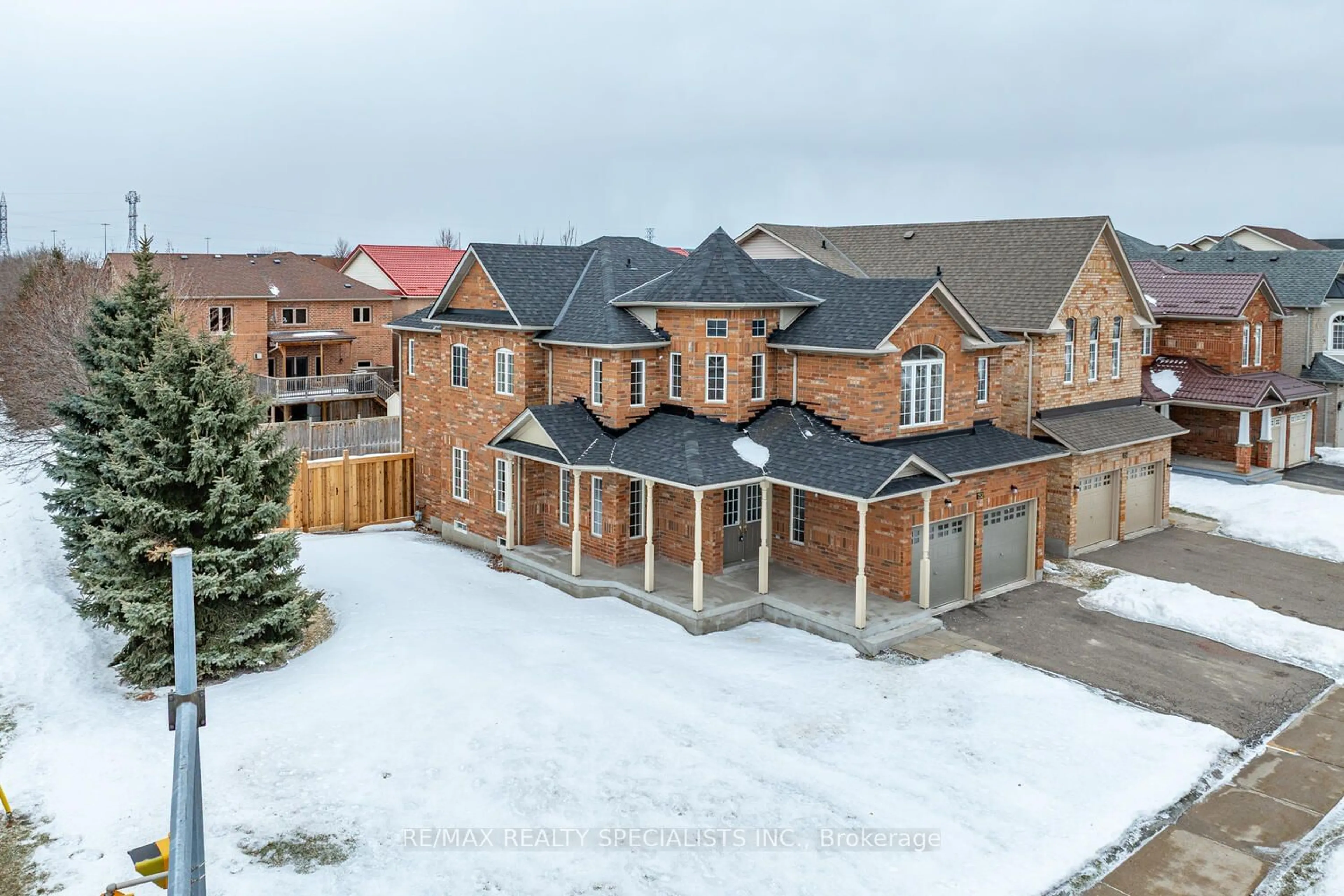 A pic from outside/outdoor area/front of a property/back of a property/a pic from drone, unknown for 752 White Clover Way, Mississauga Ontario L5V 3B8