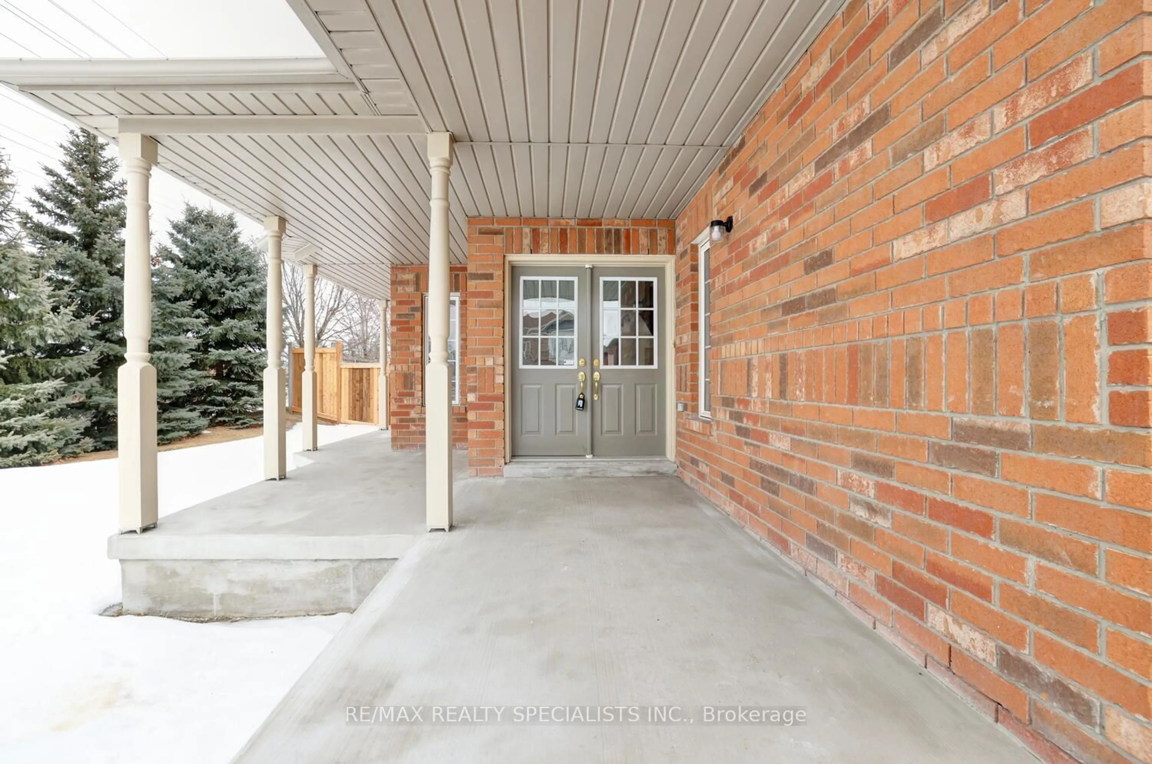 Indoor entryway for 752 White Clover Way, Mississauga Ontario L5V 3B8