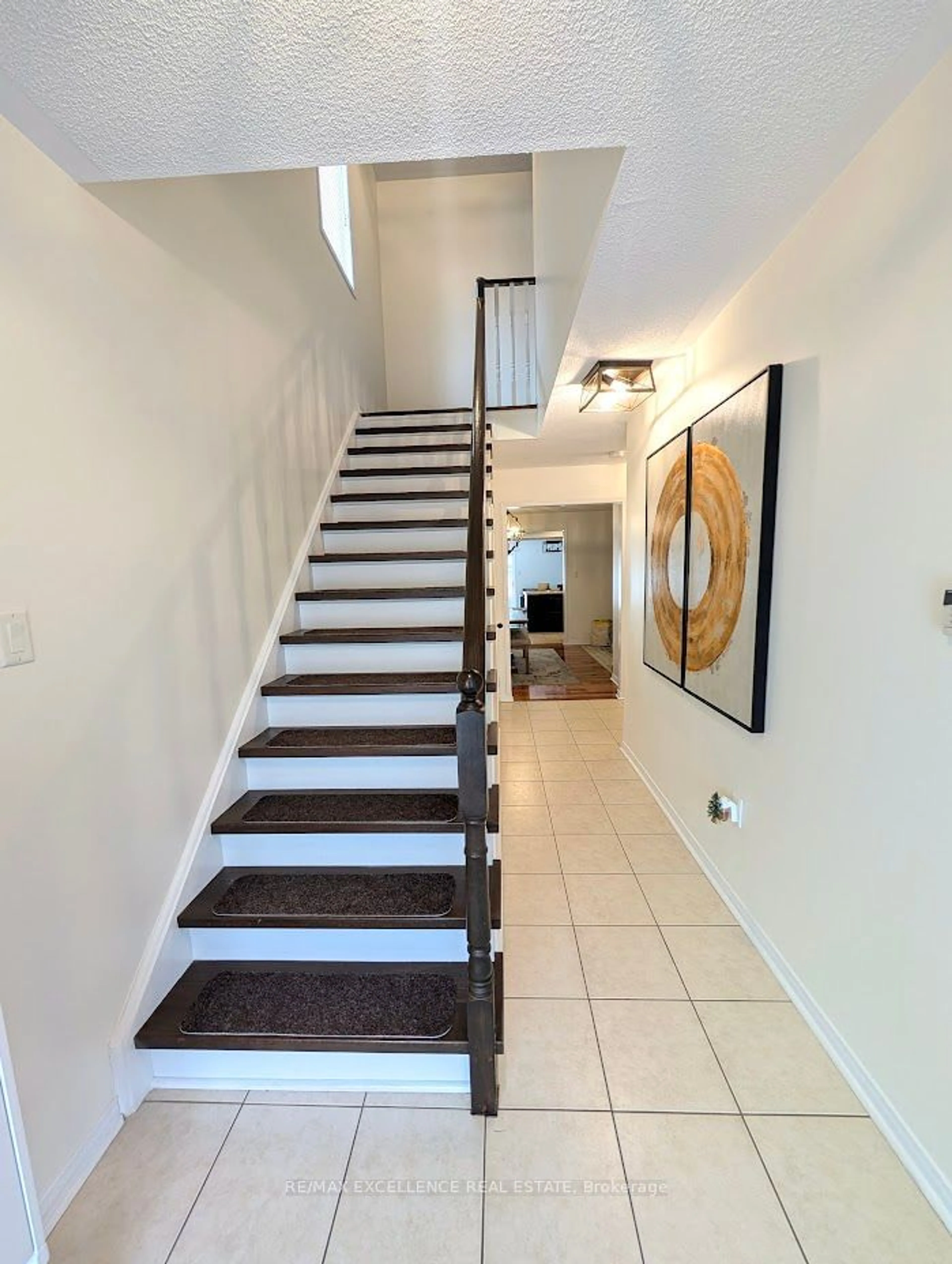 Indoor foyer for 3745 Partition Rd, Mississauga Ontario L5N 8N6