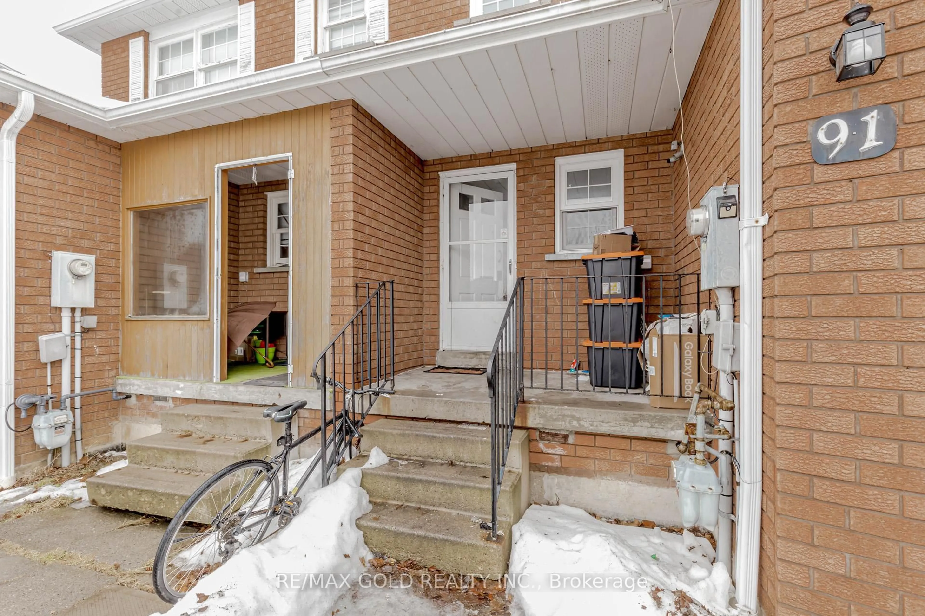 Indoor entryway for 91 Tulip Dr, Brampton Ontario L6Y 3W9