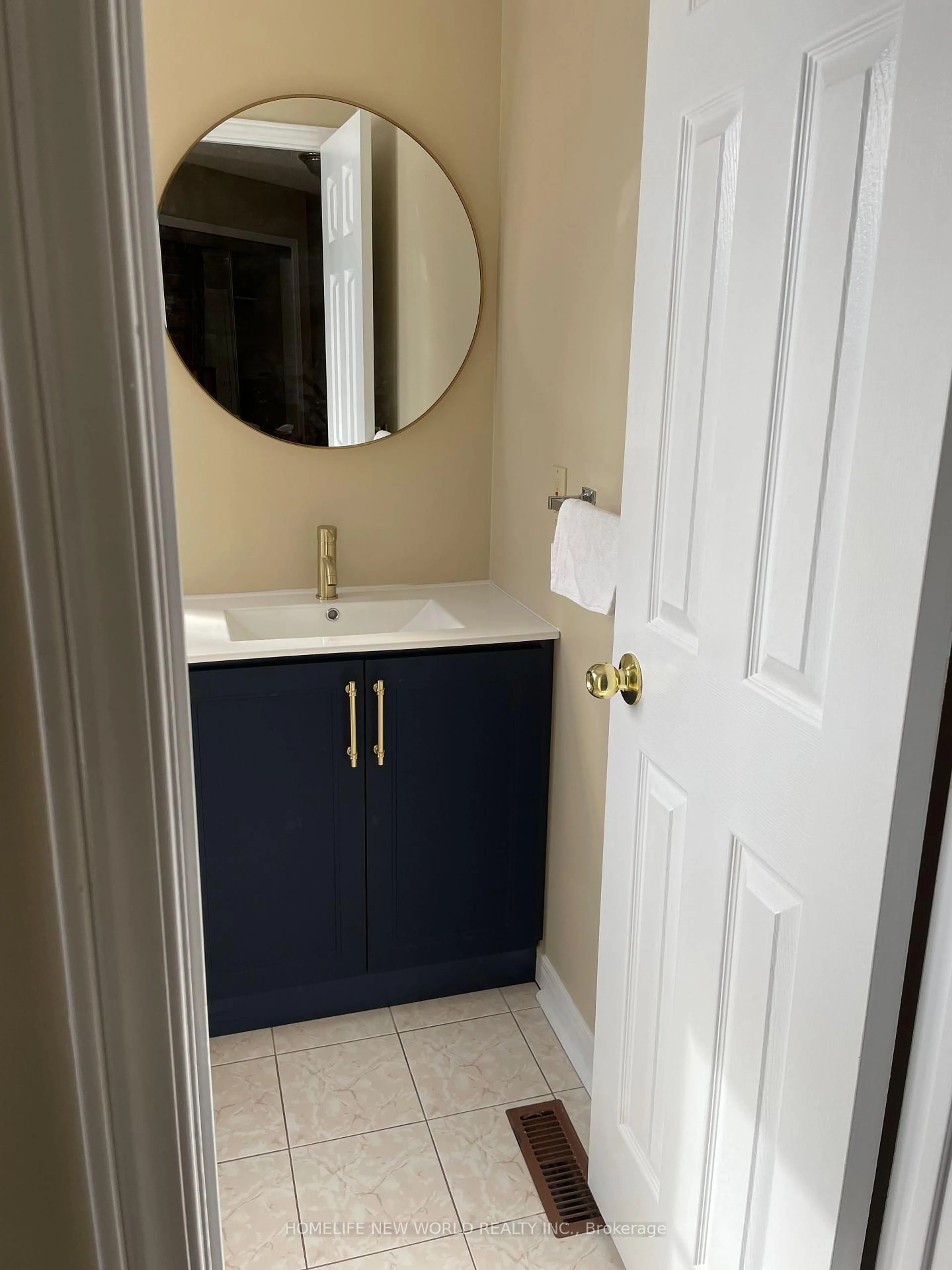 Standard bathroom, ceramic/tile floor for 2561 Banfield Rd, Mississauga Ontario L5M 5G6