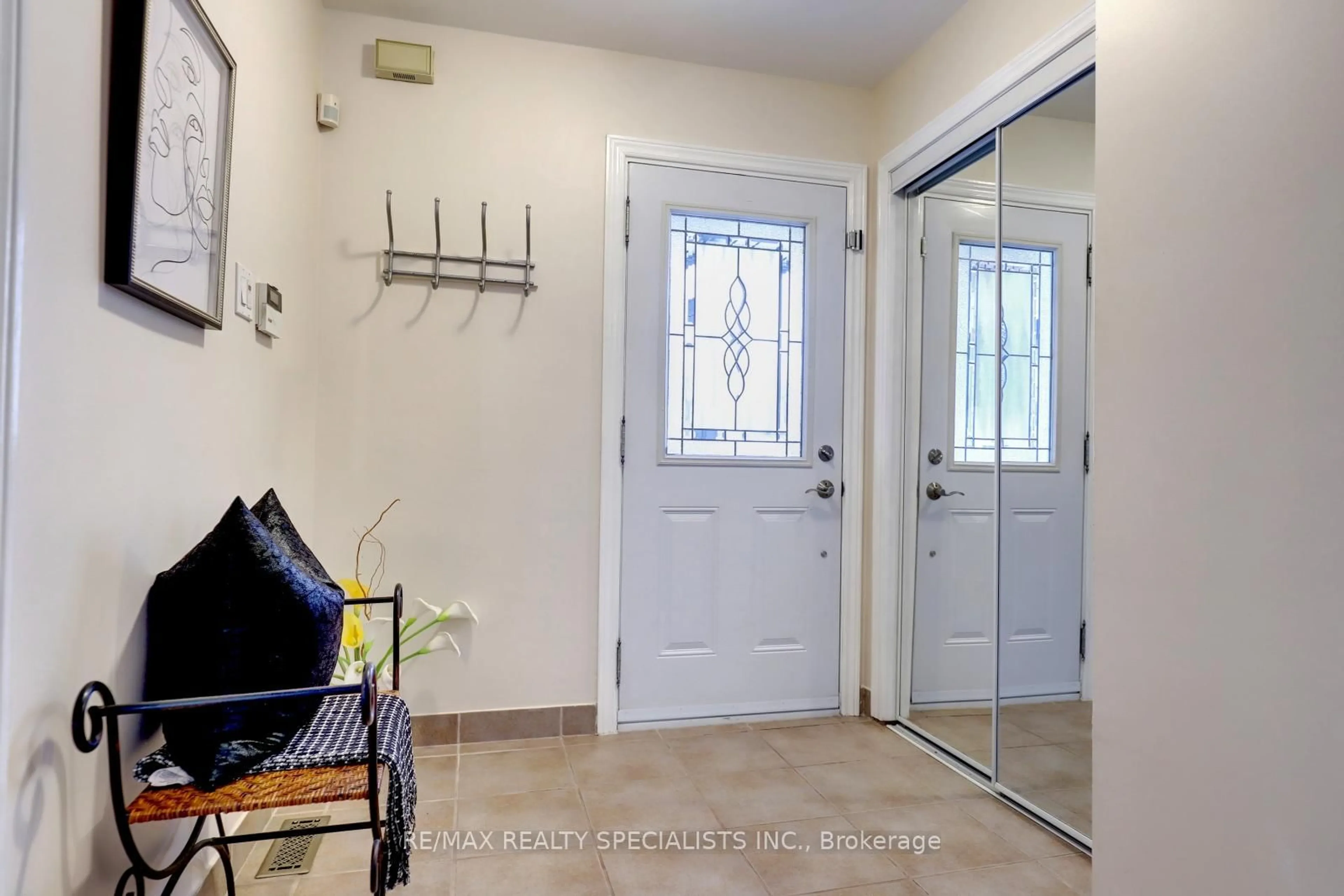 Indoor entryway for 3455 Cherrington Cres, Mississauga Ontario L5L 5B9