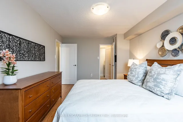 Additional property image - 2055 Upper Middle Rd Unit 306