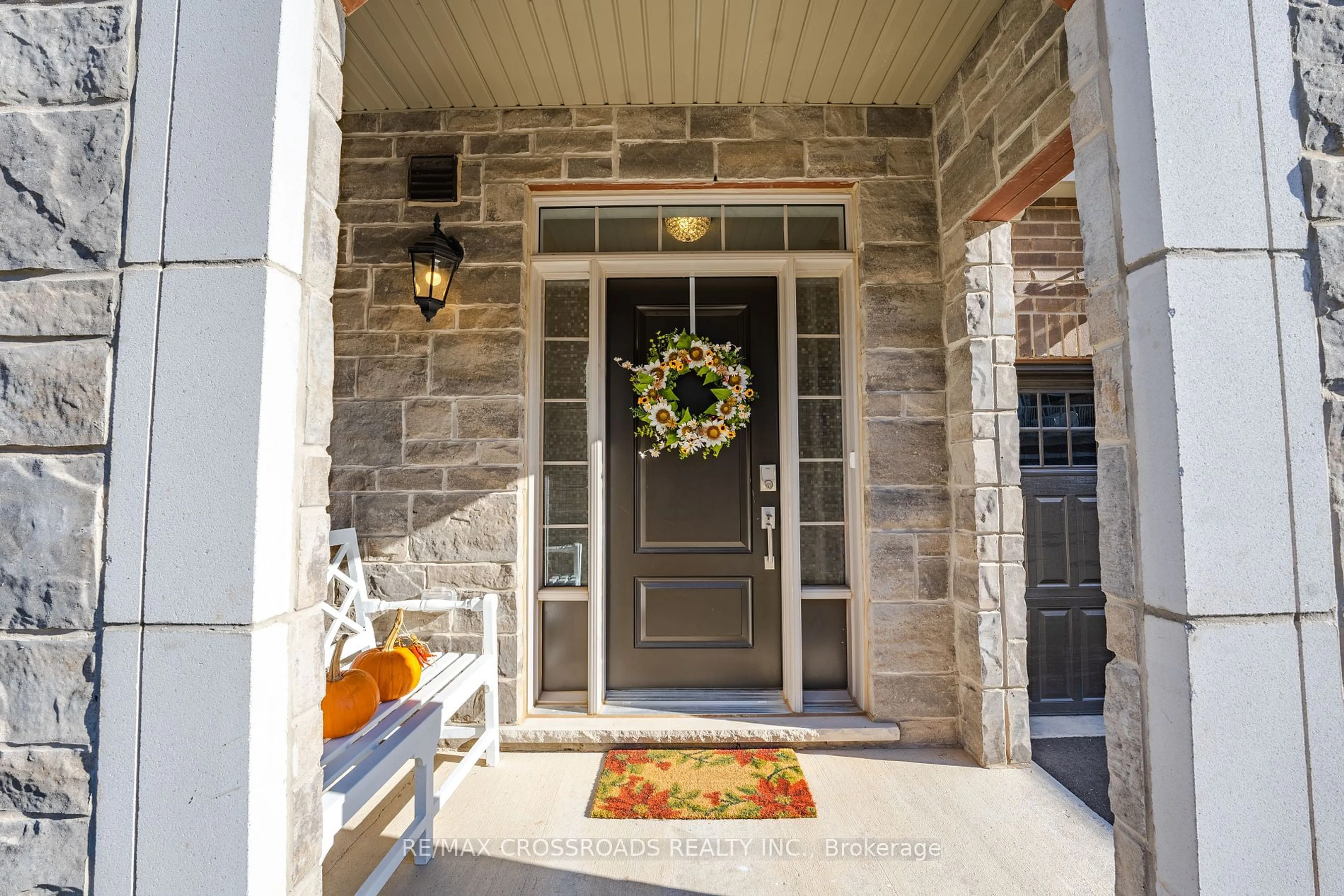 Indoor entryway for 3333 Mockingbird Common Cres, Oakville Ontario L6H 0X1