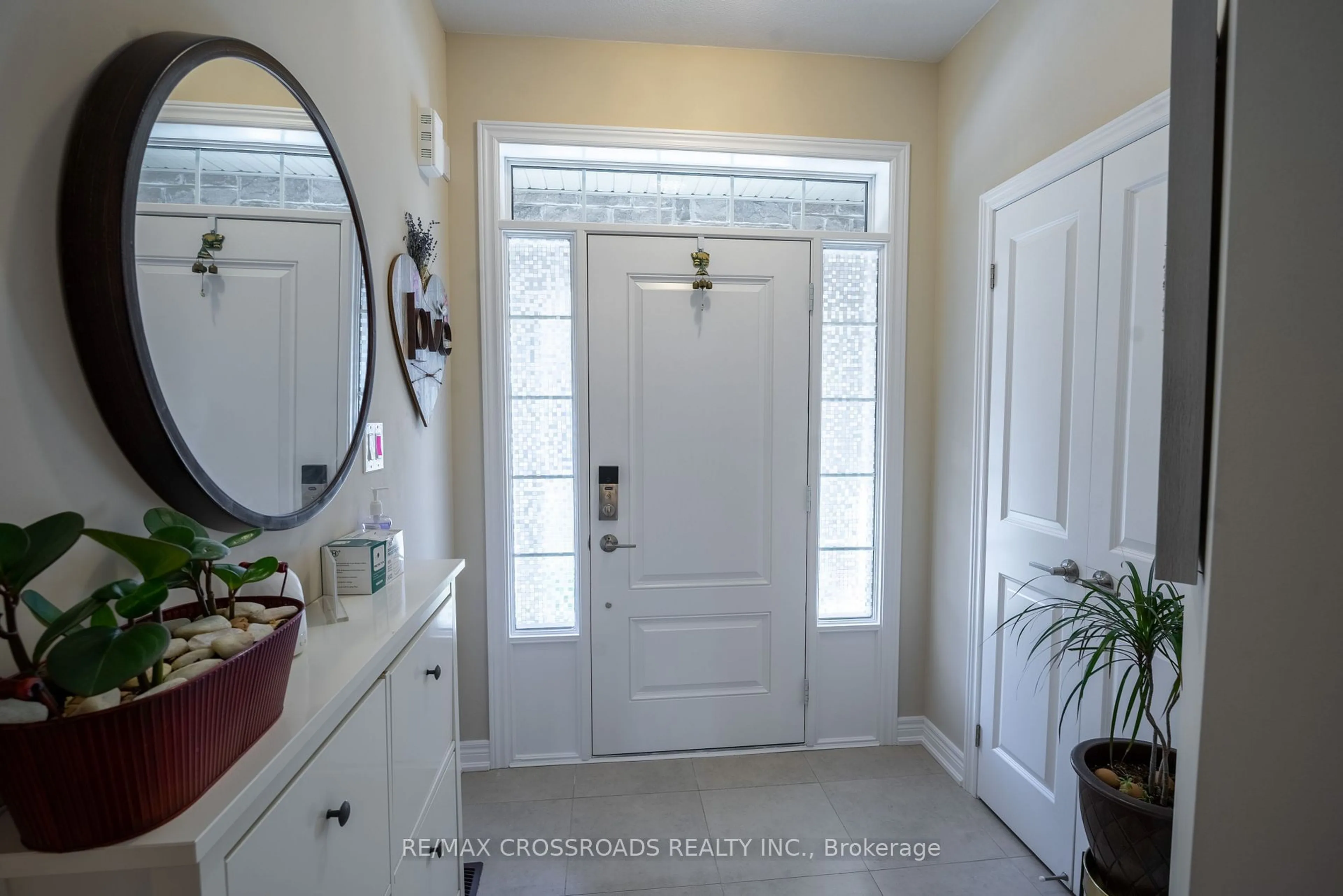 Indoor entryway for 3333 Mockingbird Common Cres, Oakville Ontario L6H 0X1