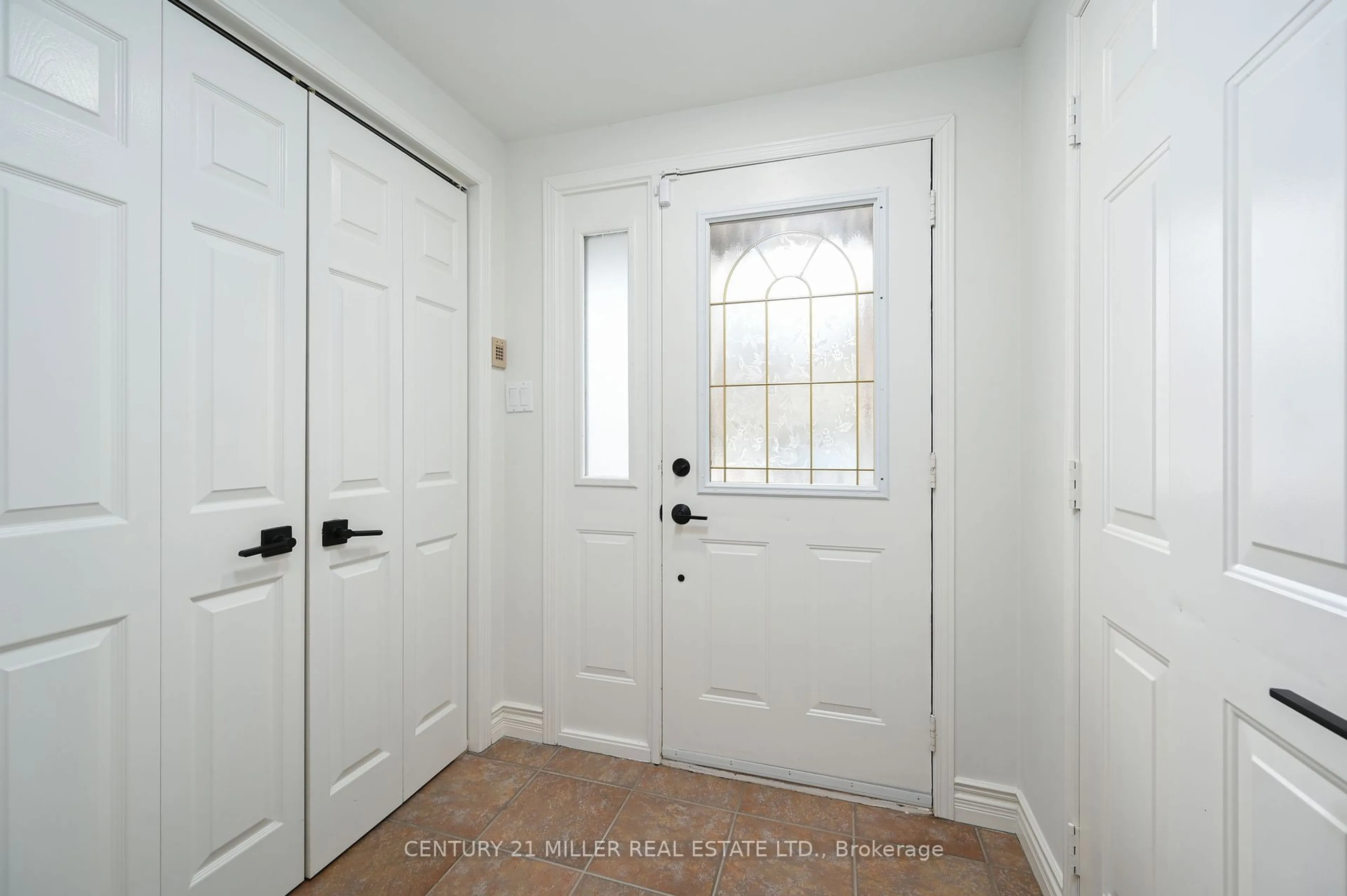 Indoor entryway for 30 Nelson St, Oakville Ontario L6L 3H6