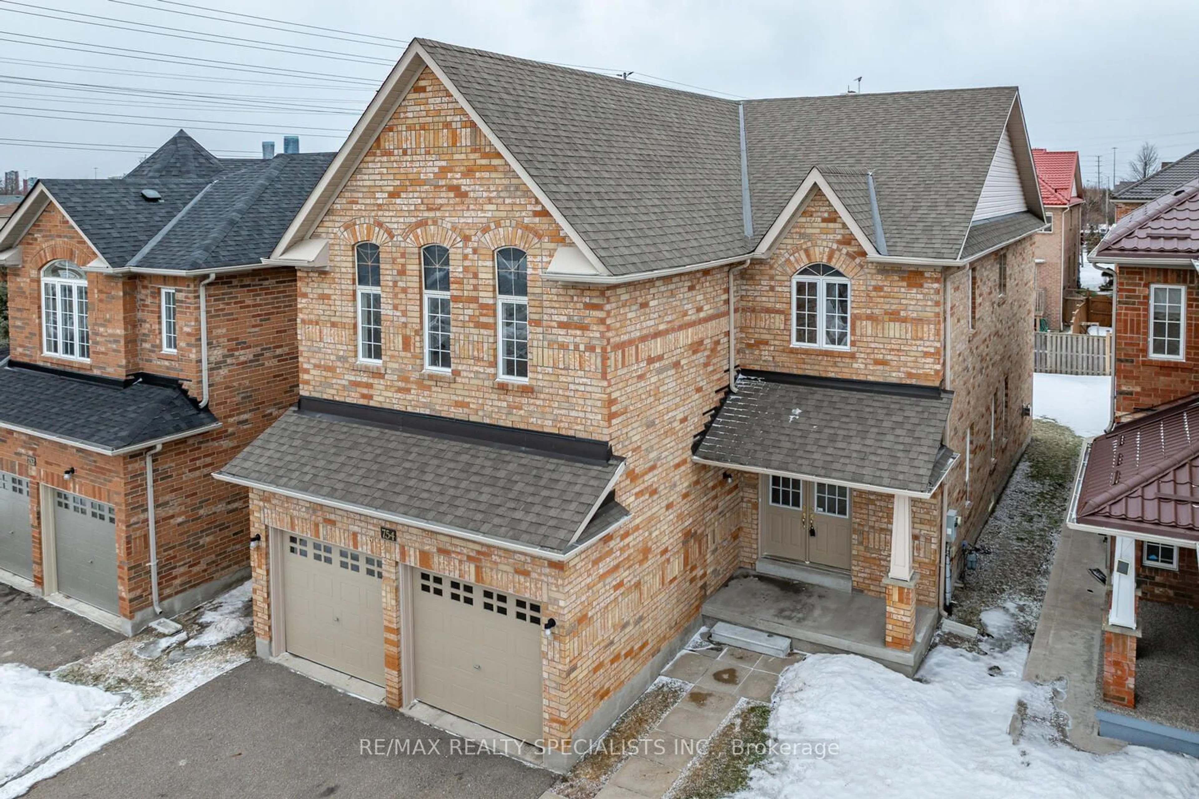 A pic from outside/outdoor area/front of a property/back of a property/a pic from drone, street for 754 White Clover Way, Mississauga Ontario L5V 3B8