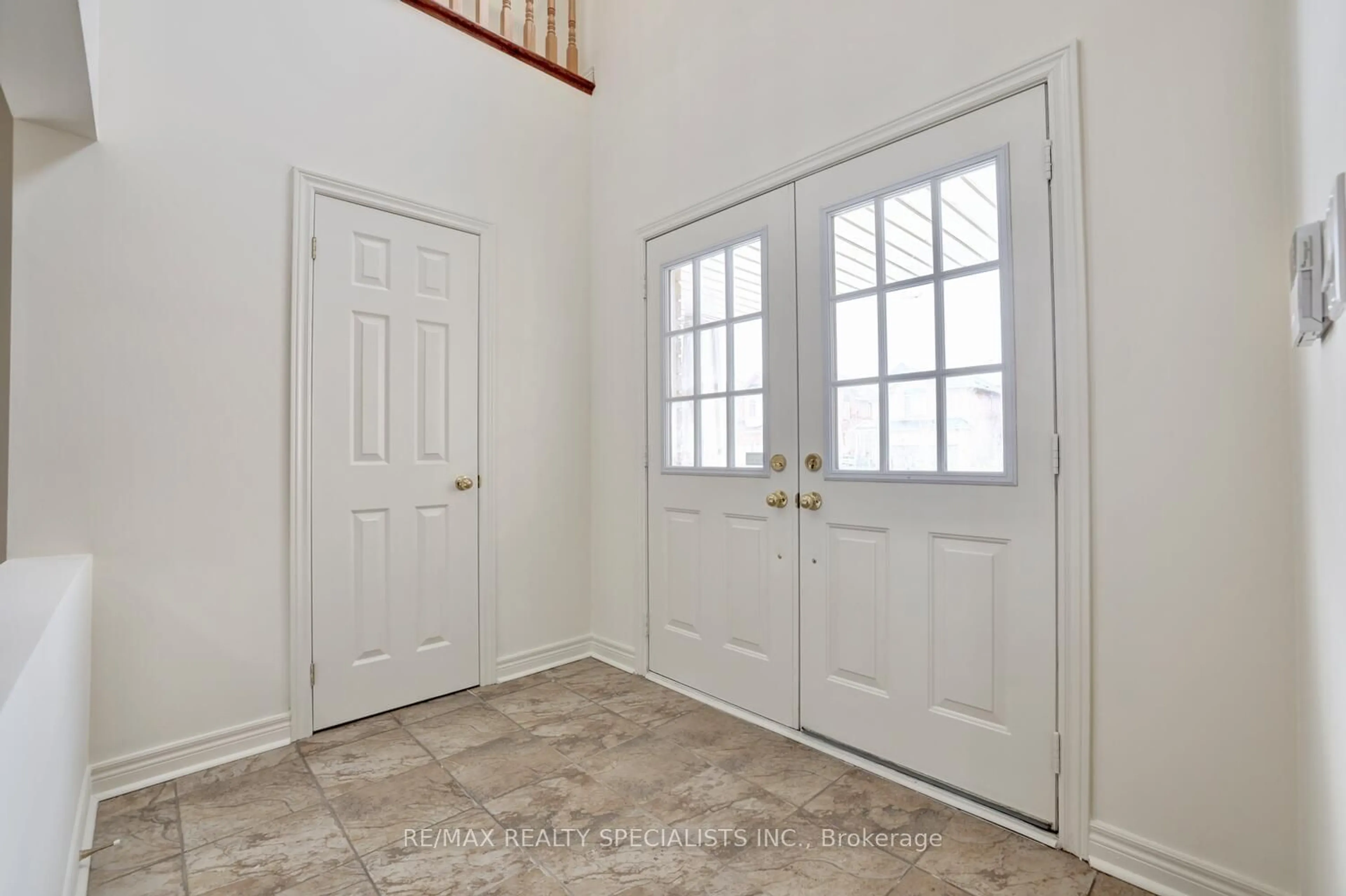 Indoor entryway for 754 White Clover Way, Mississauga Ontario L5V 3B8