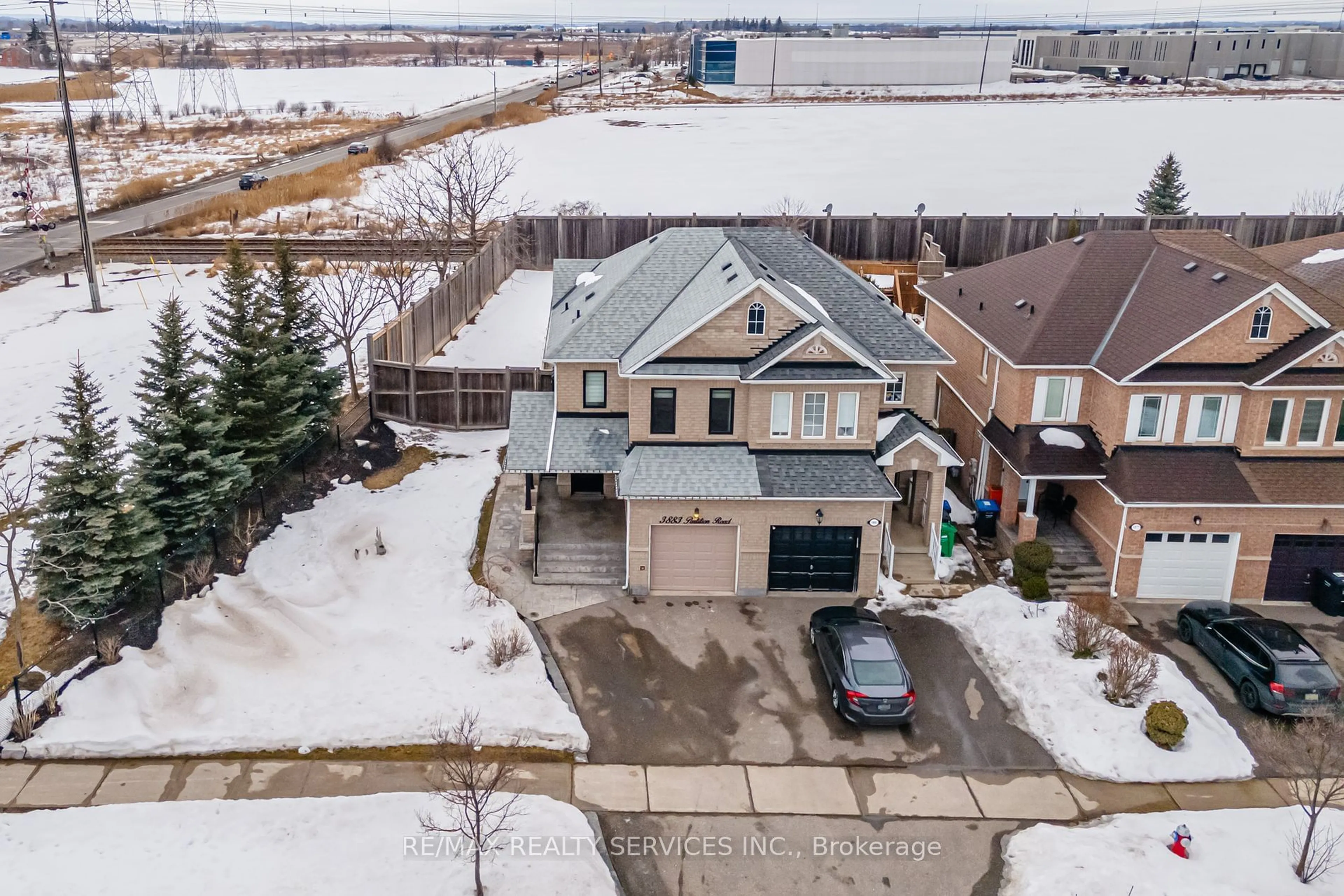 A pic from outside/outdoor area/front of a property/back of a property/a pic from drone, street for 3883 Partition Rd, Mississauga Ontario L5N 8N2