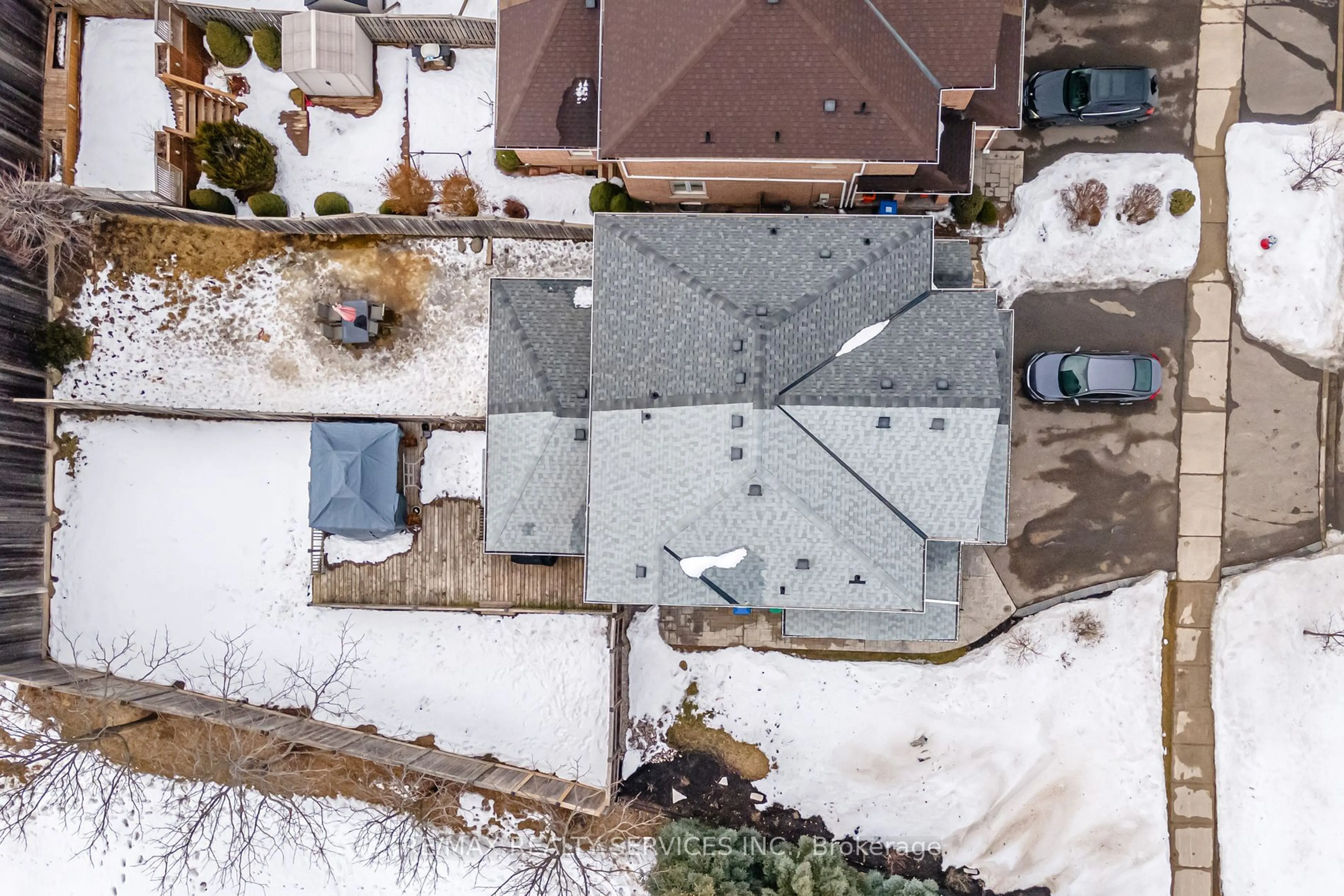 A pic from outside/outdoor area/front of a property/back of a property/a pic from drone, street for 3883 Partition Rd, Mississauga Ontario L5N 8N2