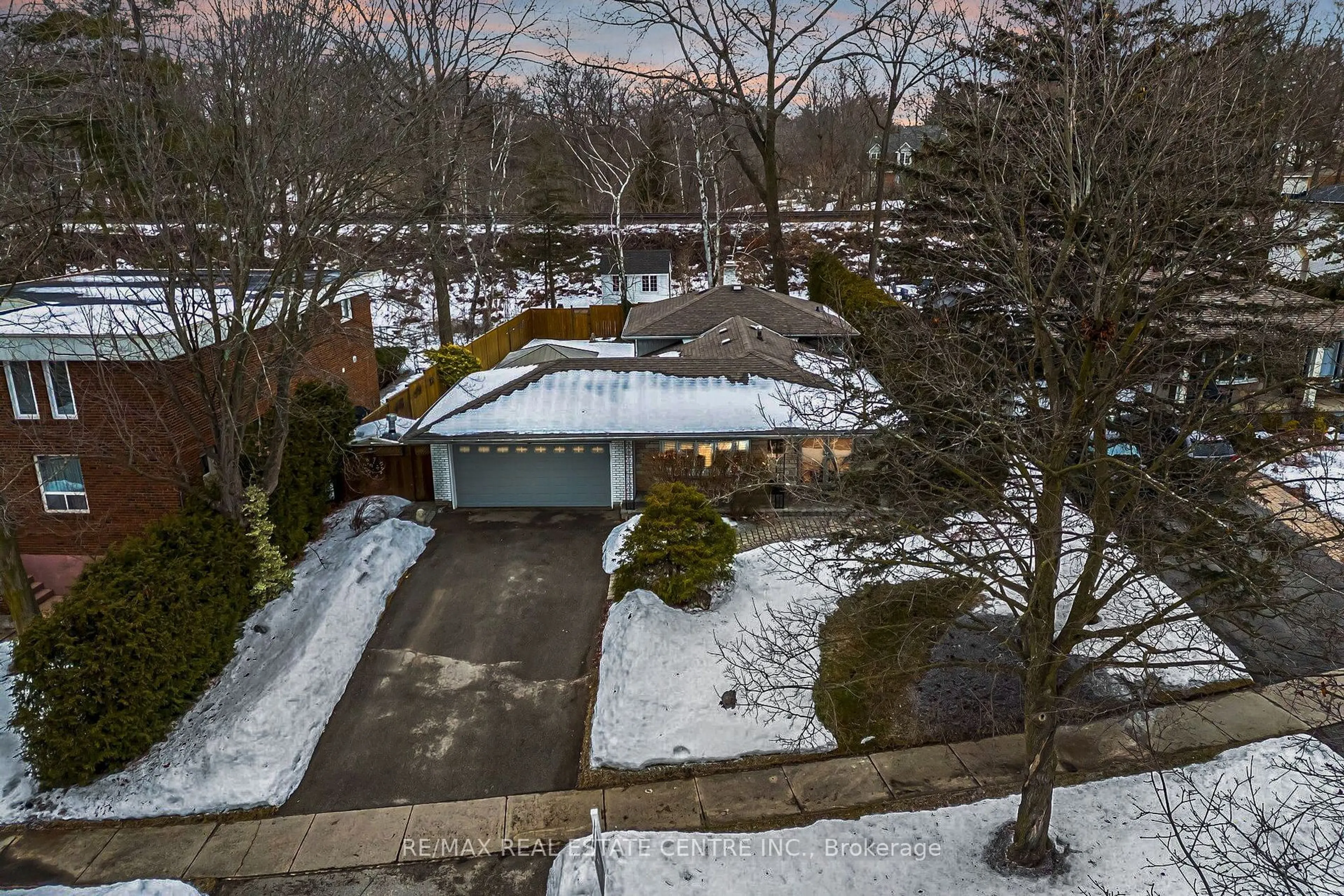 A pic from outside/outdoor area/front of a property/back of a property/a pic from drone, street for 1395 Bramblewood Lane, Mississauga Ontario L5H 1L9