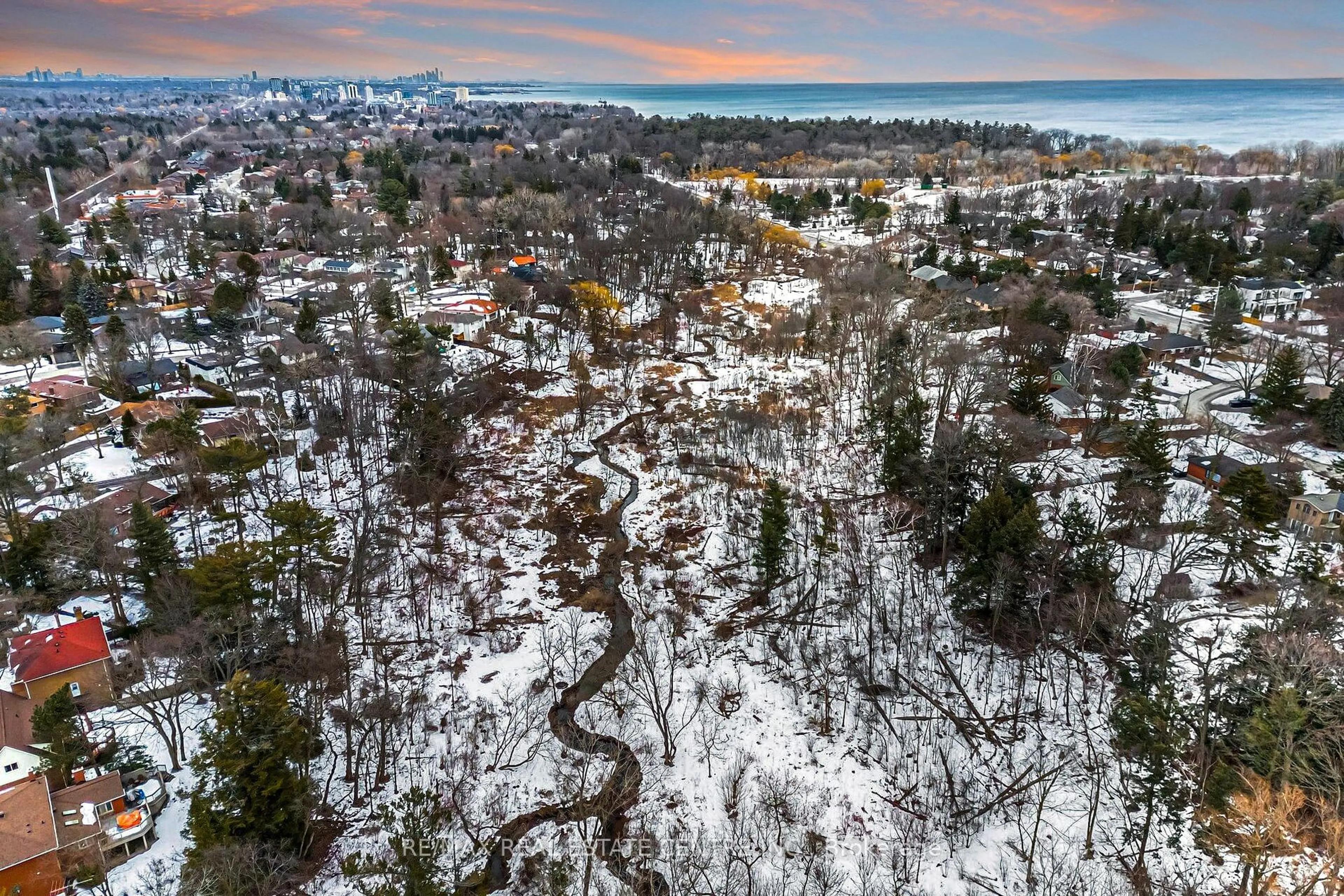 A pic from outside/outdoor area/front of a property/back of a property/a pic from drone, forest/trees view for 1395 Bramblewood Lane, Mississauga Ontario L5H 1L9