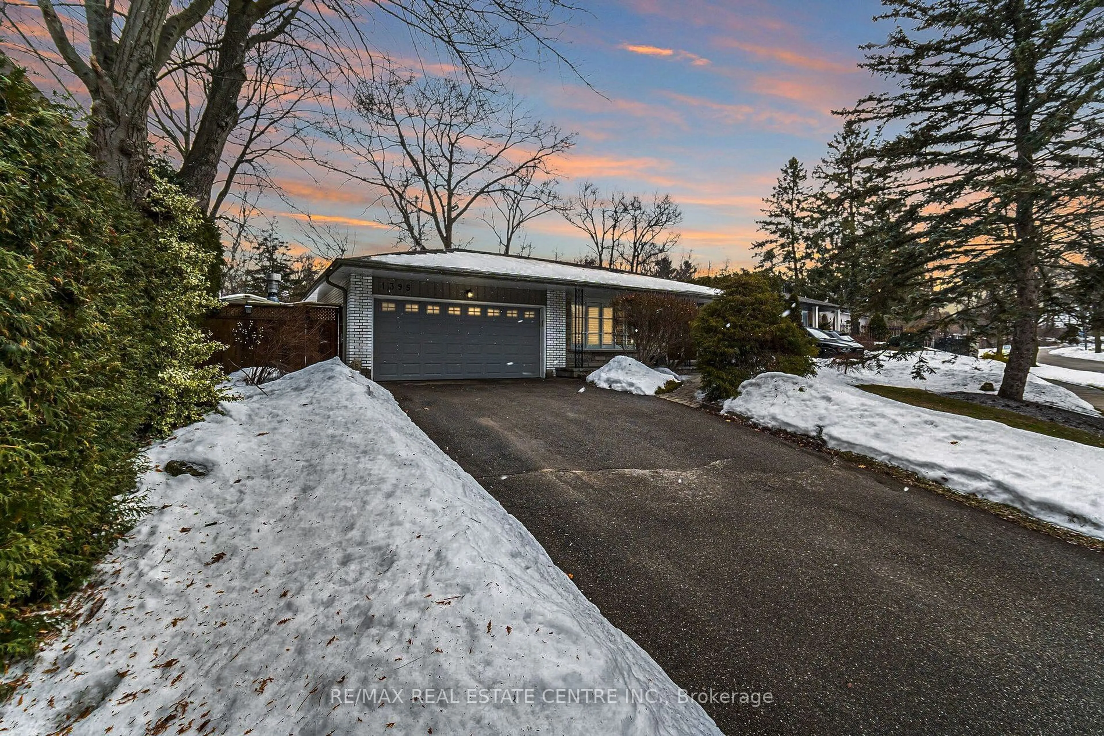 Indoor garage for 1395 Bramblewood Lane, Mississauga Ontario L5H 1L9