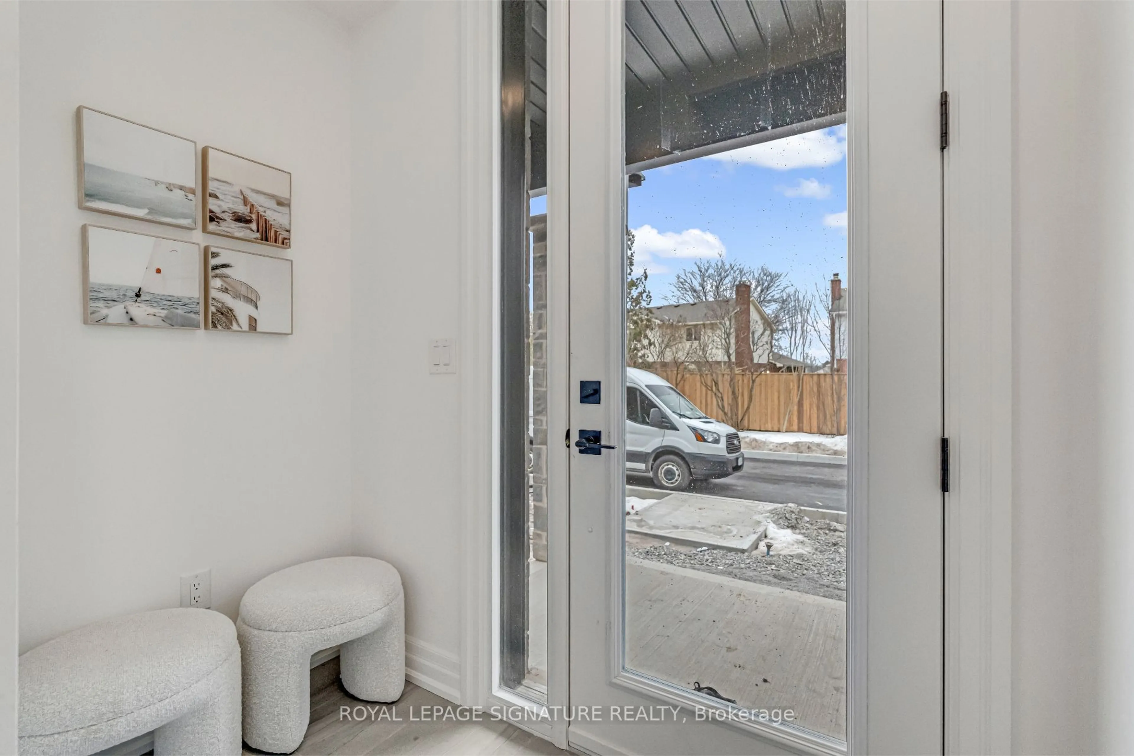 Indoor entryway for 2154 Walkers Line #7, Burlington Ontario L7M 3R9