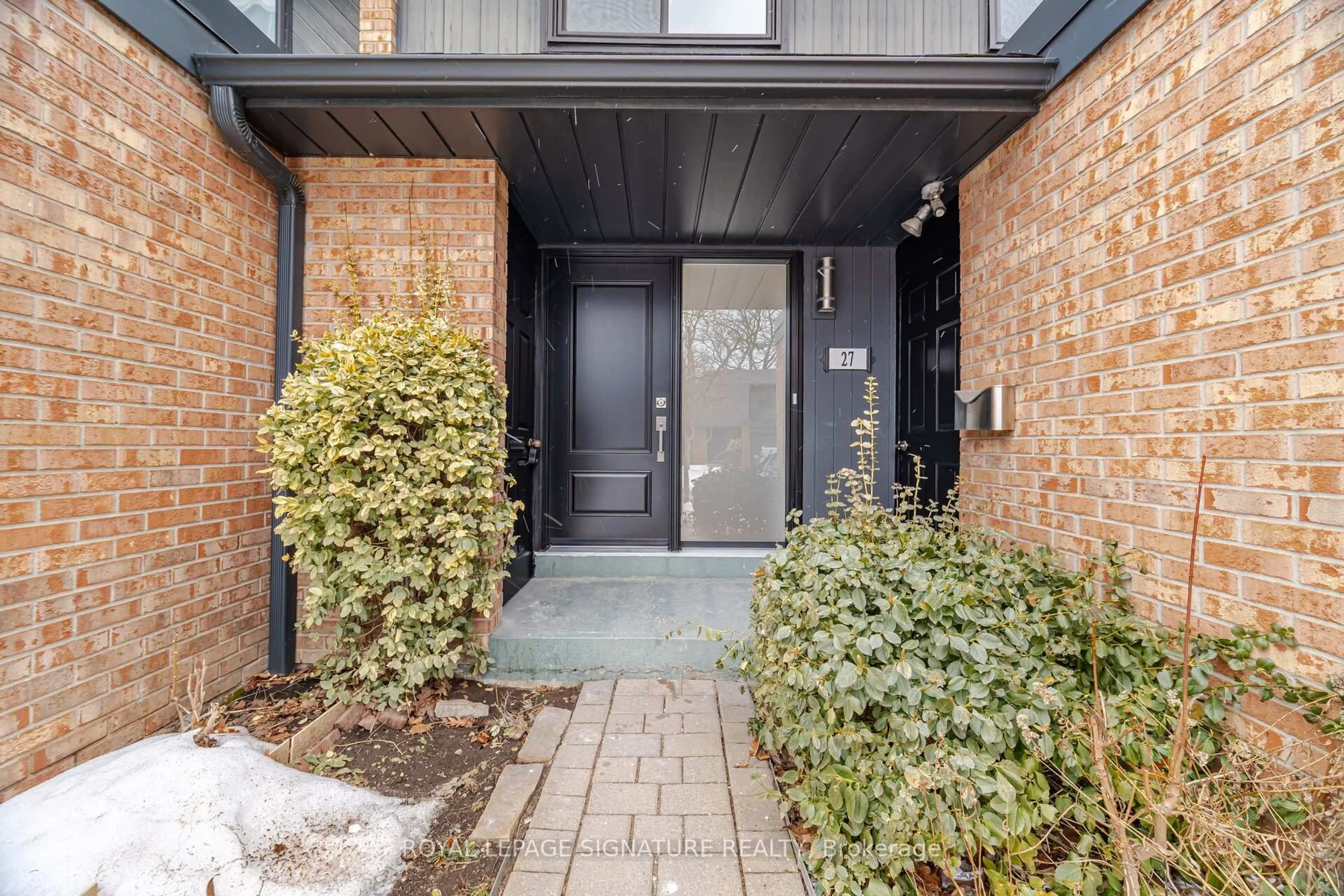 Indoor entryway for 20 Mineola Rd #27, Mississauga Ontario L5G 4N9