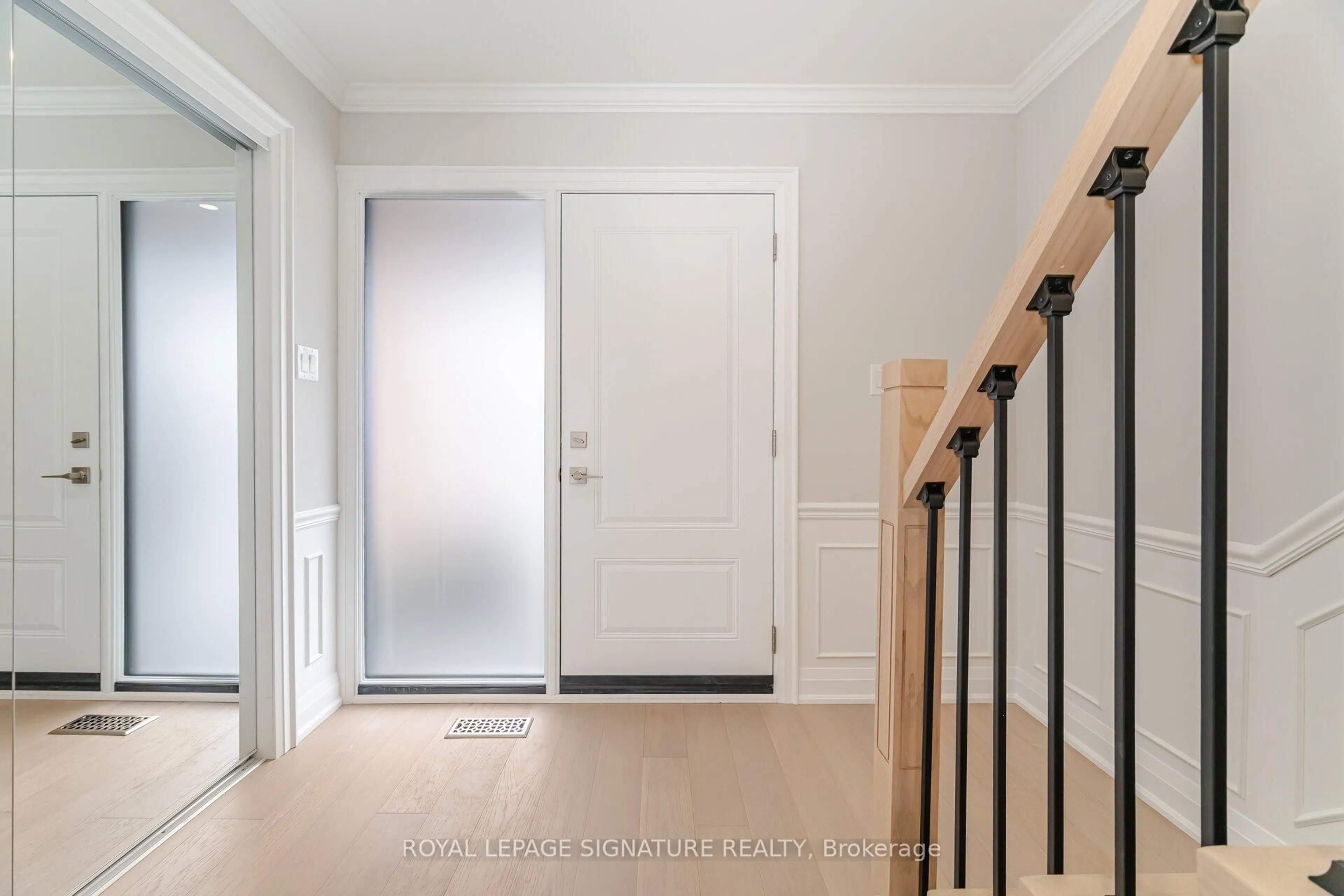 Indoor entryway for 20 Mineola Rd #27, Mississauga Ontario L5G 4N9