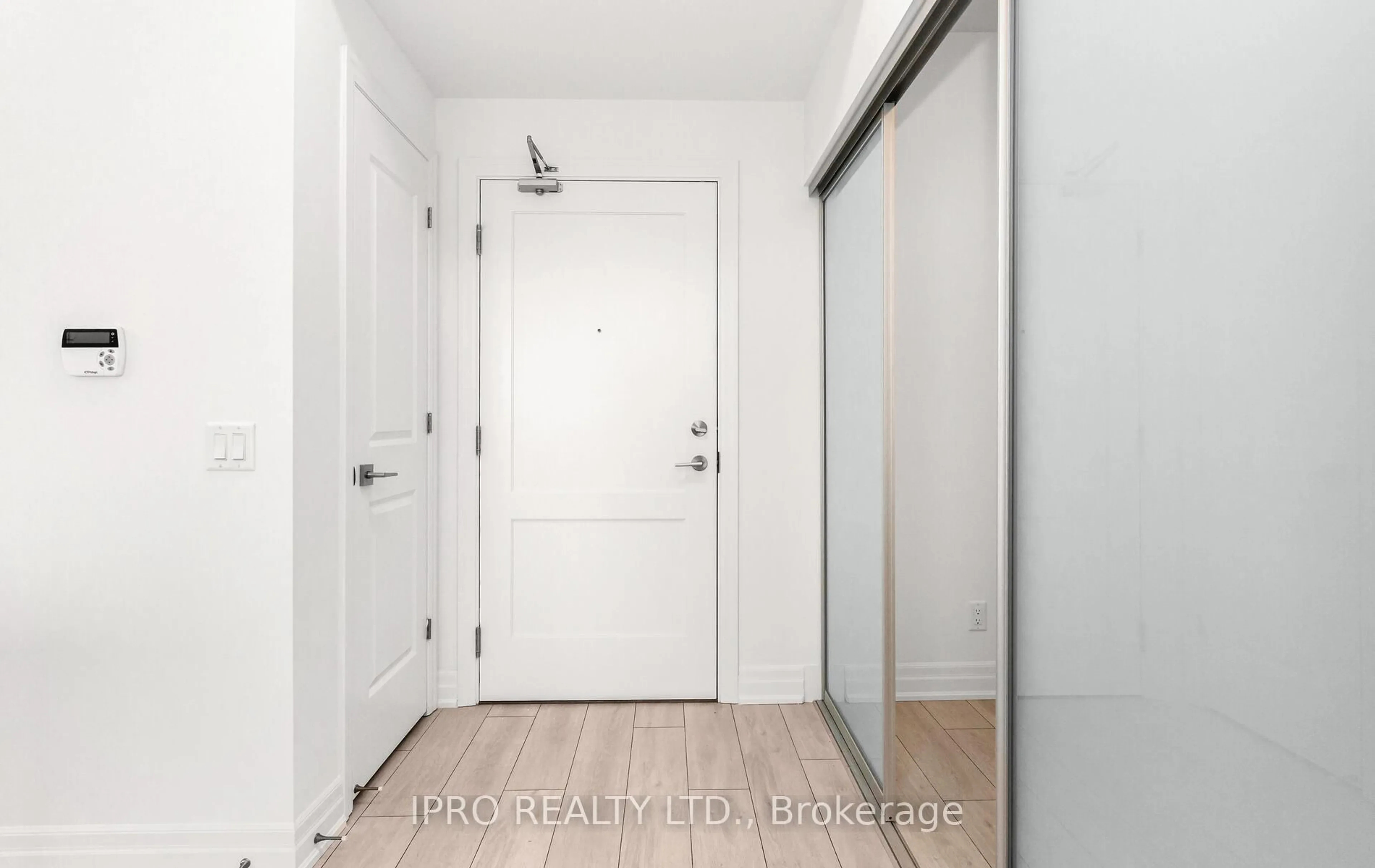 Indoor entryway for 30 Elm Dr, Mississauga Ontario L5B 0N6