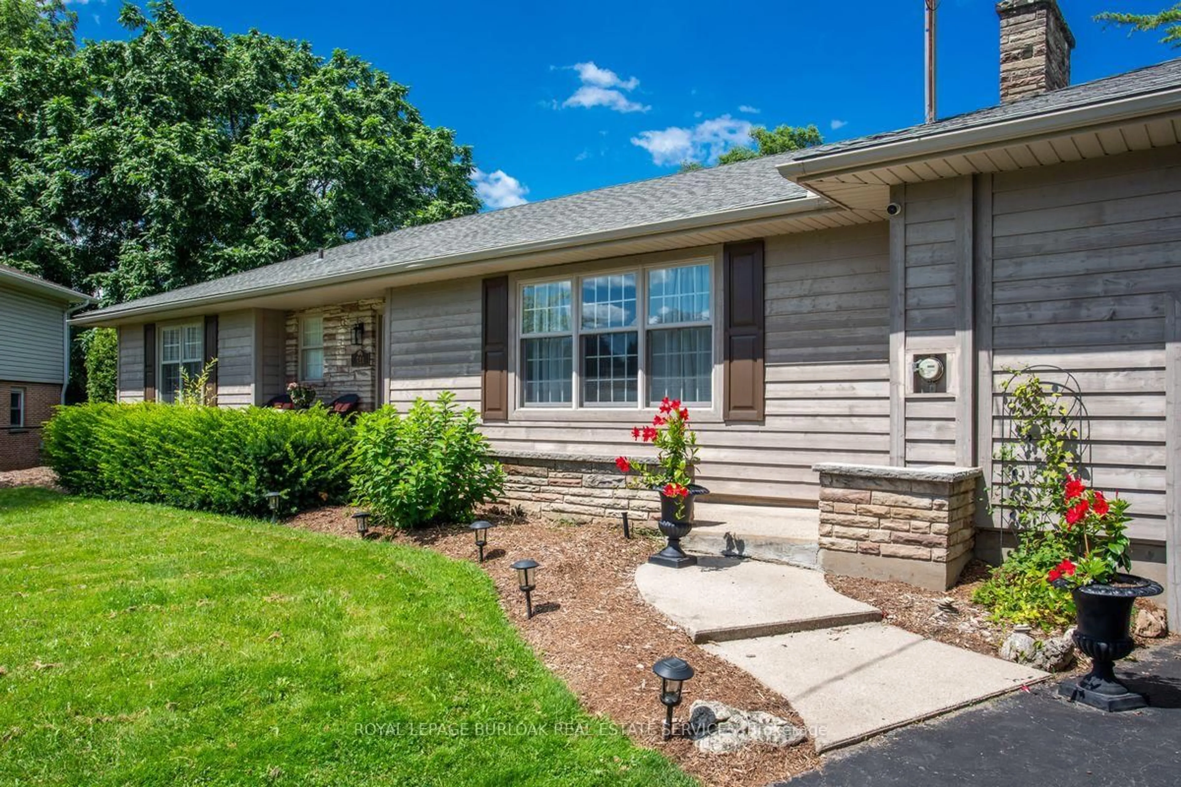 Home with vinyl exterior material, street for 721 Courtland Pl, Burlington Ontario L7R 2M7