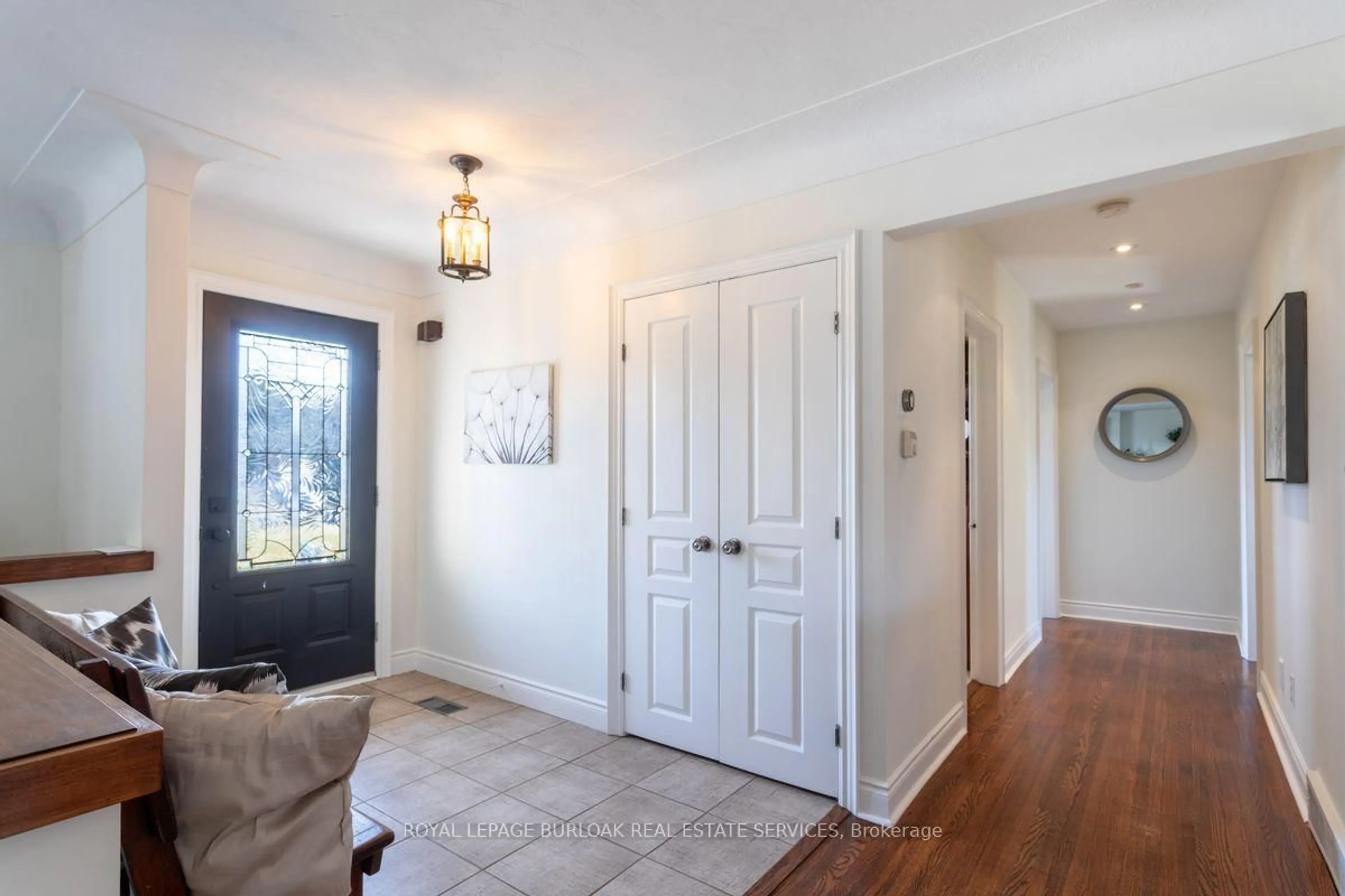 Indoor entryway for 721 Courtland Pl, Burlington Ontario L7R 2M7