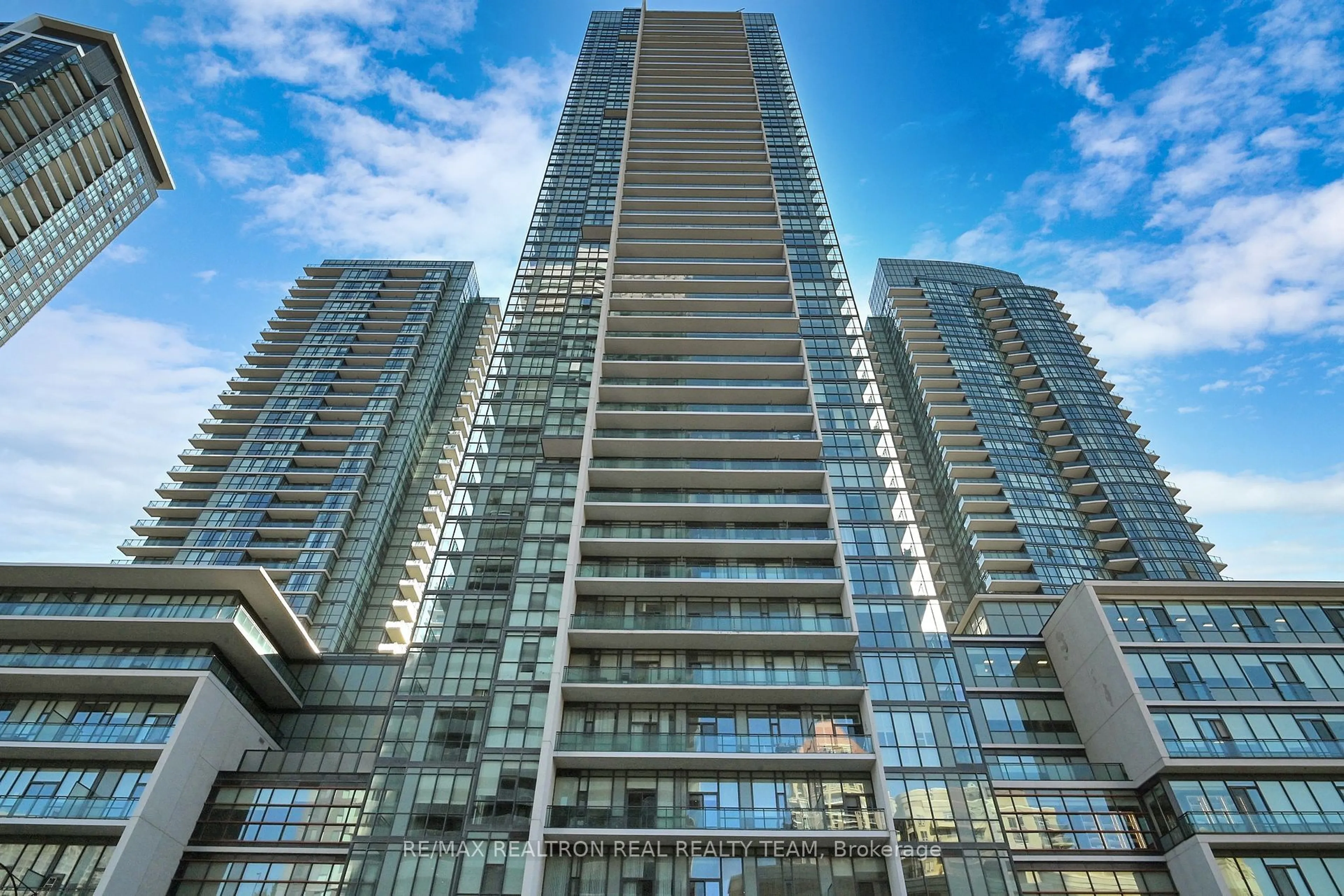 Indoor foyer for 4070 Confederation Pkwy #2205, Mississauga Ontario L5B 0E9