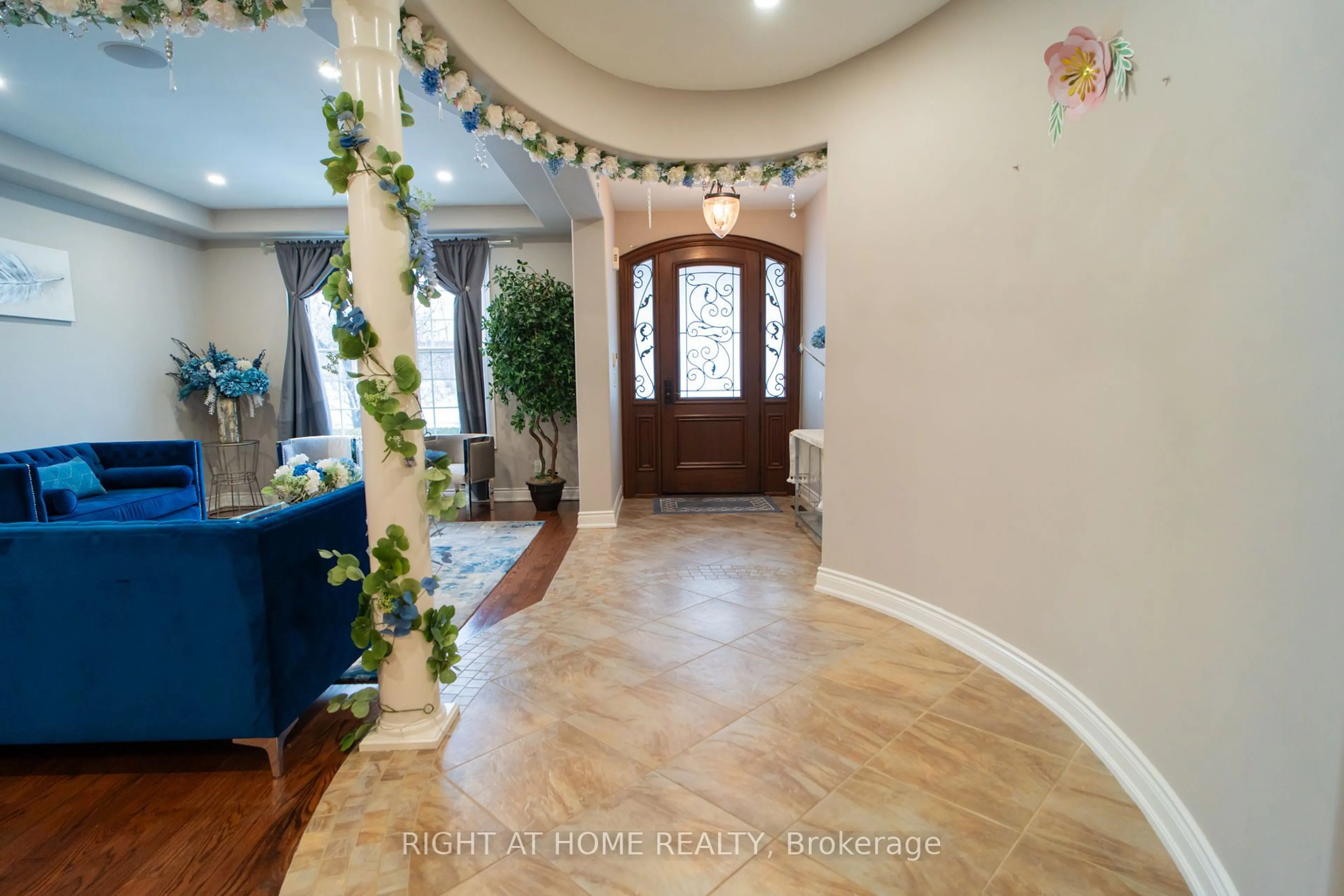 Indoor foyer for 593 Renshaw Crt, Mississauga Ontario L5H 4L7