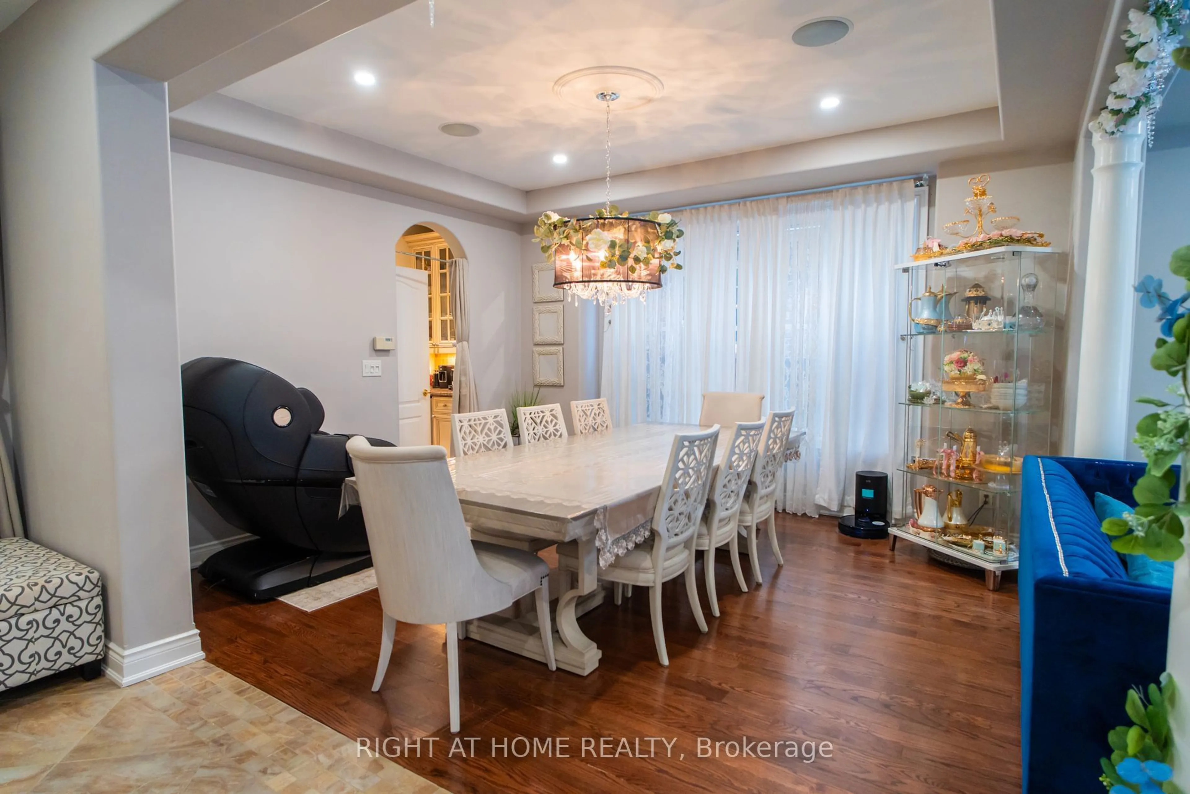 Dining room, wood/laminate floor for 593 Renshaw Crt, Mississauga Ontario L5H 4L7