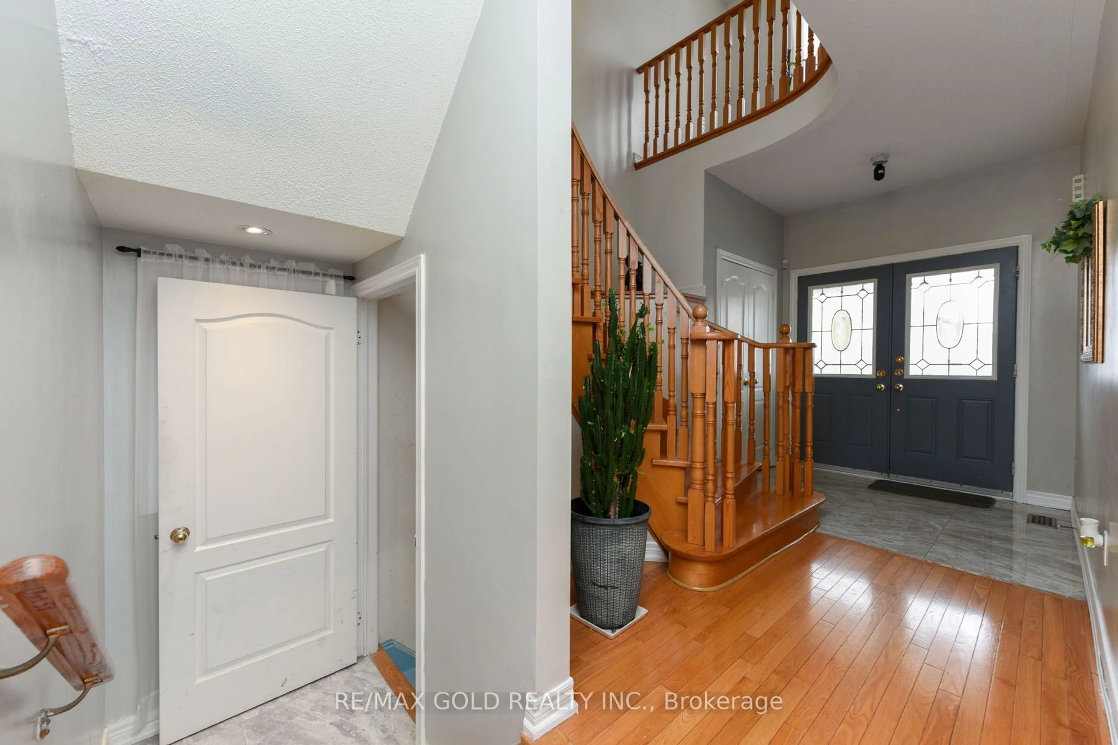 Indoor entryway for 23 Attview Cres, Brampton Ontario L6P 2R5