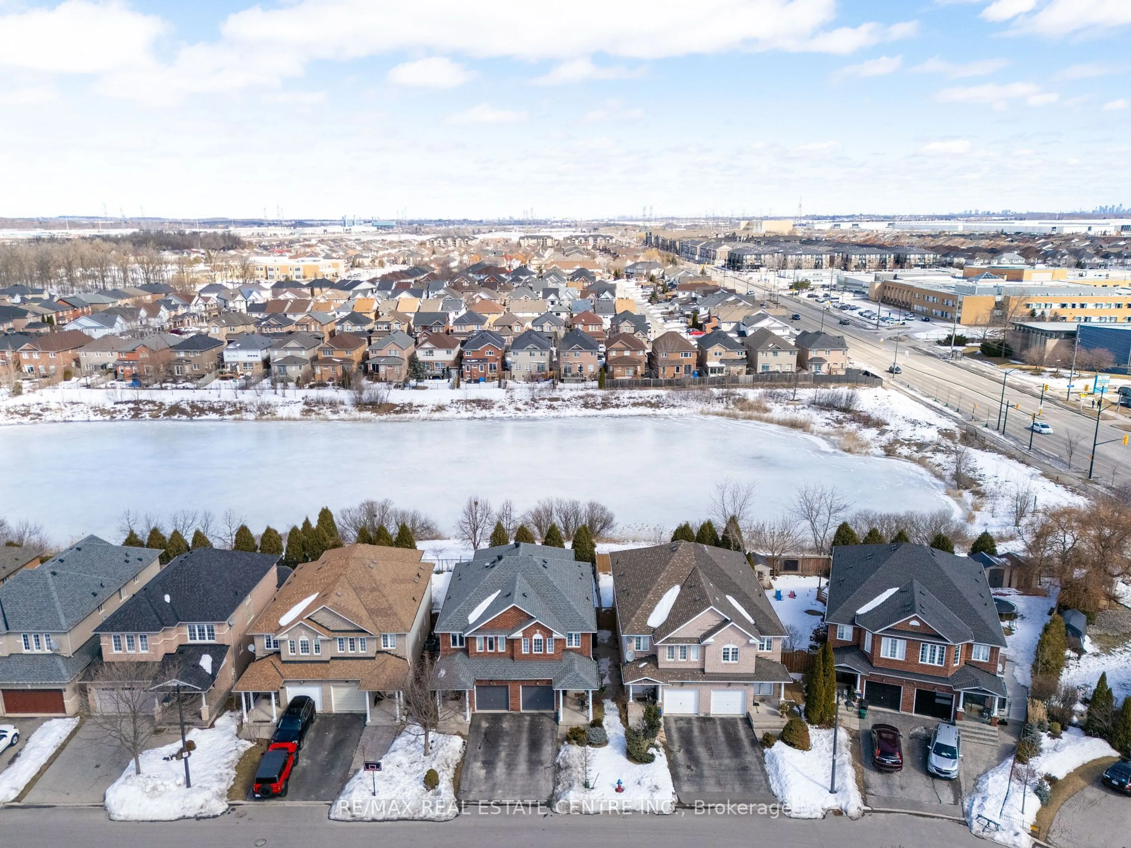 A pic from outside/outdoor area/front of a property/back of a property/a pic from drone, unknown for 154 Manley Lane, Milton Ontario L9T 5P1