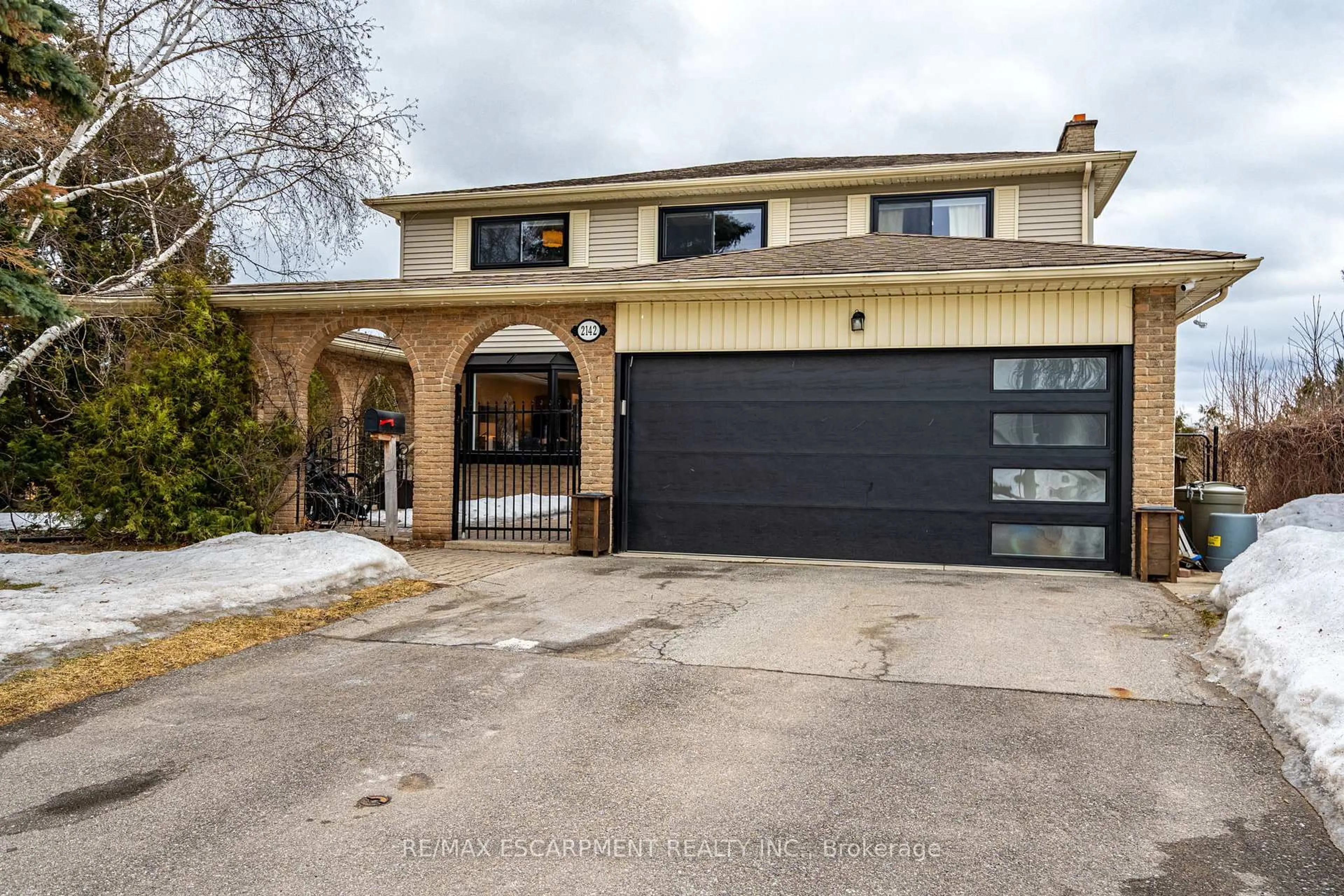 Indoor garage for 2142 ALCONBURY Cres, Burlington Ontario L7P 3C4