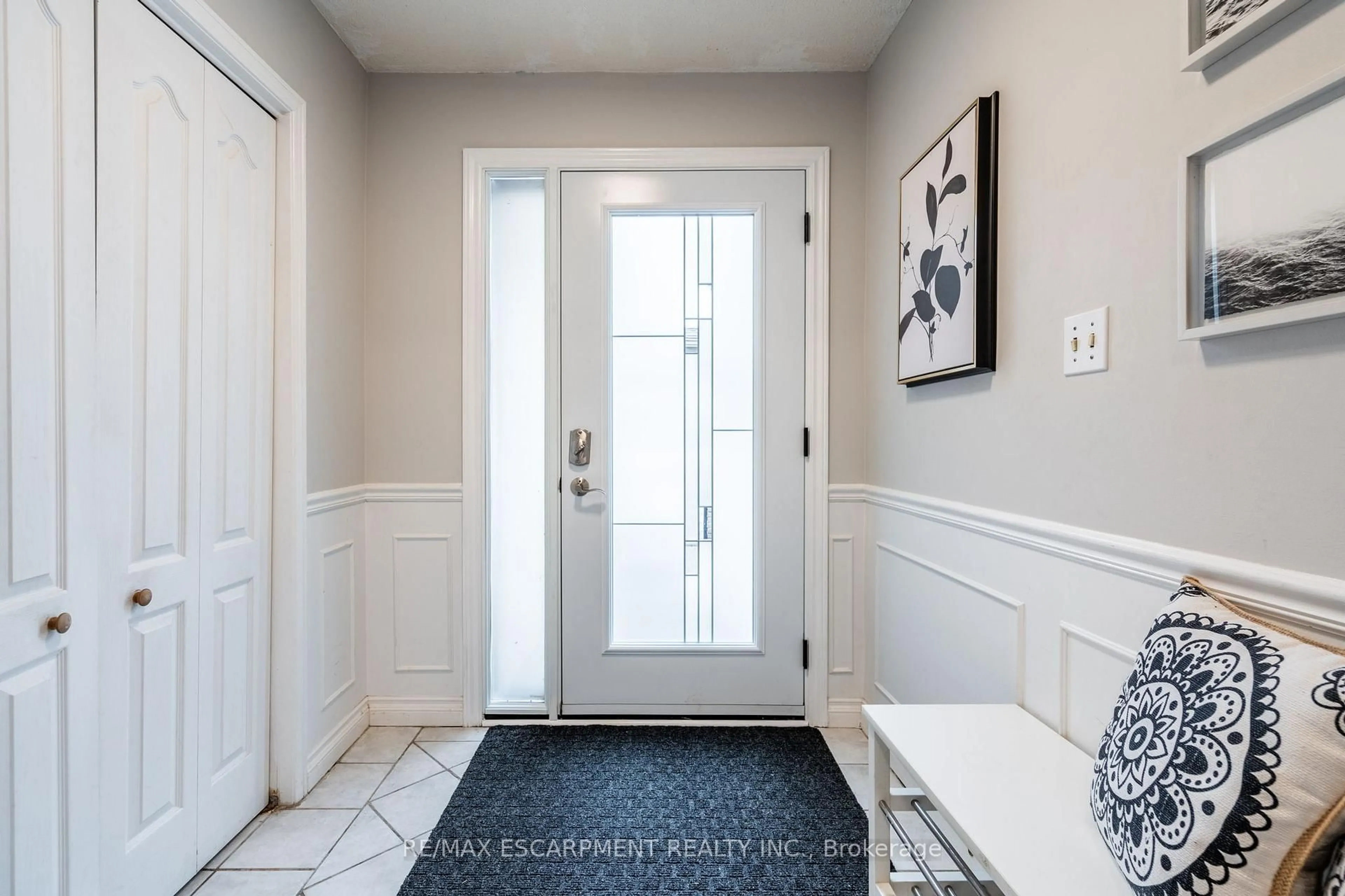 Indoor entryway for 2142 ALCONBURY Cres, Burlington Ontario L7P 3C4