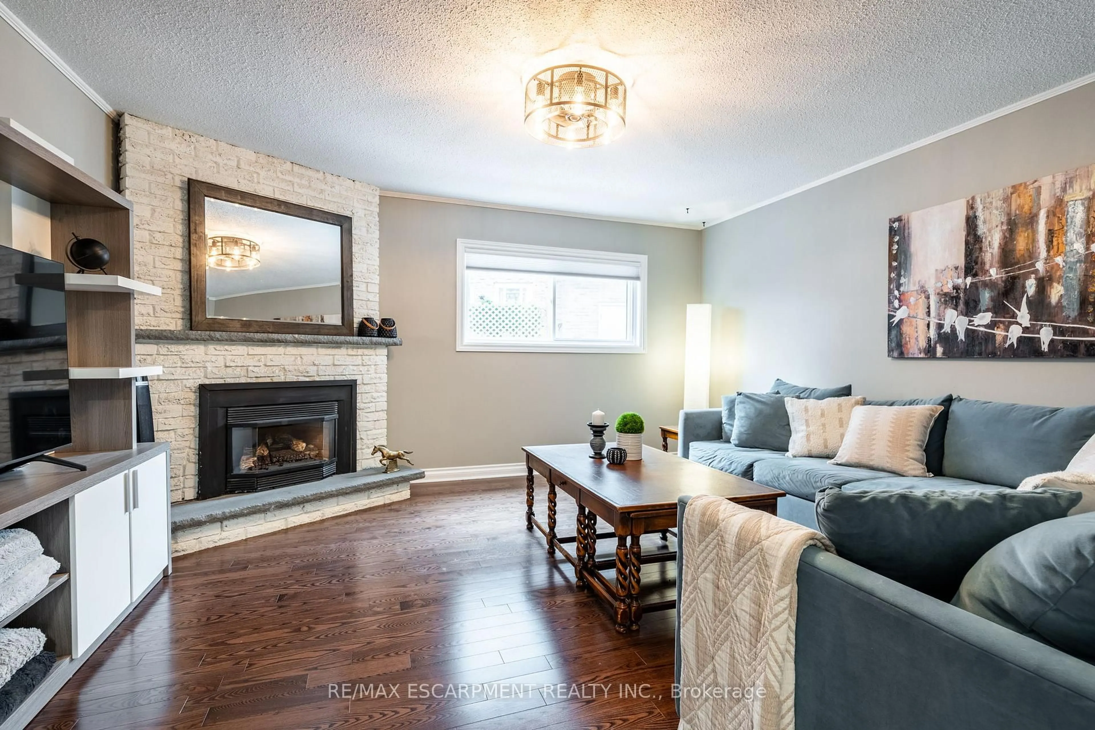 Living room with furniture, wood/laminate floor for 2142 ALCONBURY Cres, Burlington Ontario L7P 3C4