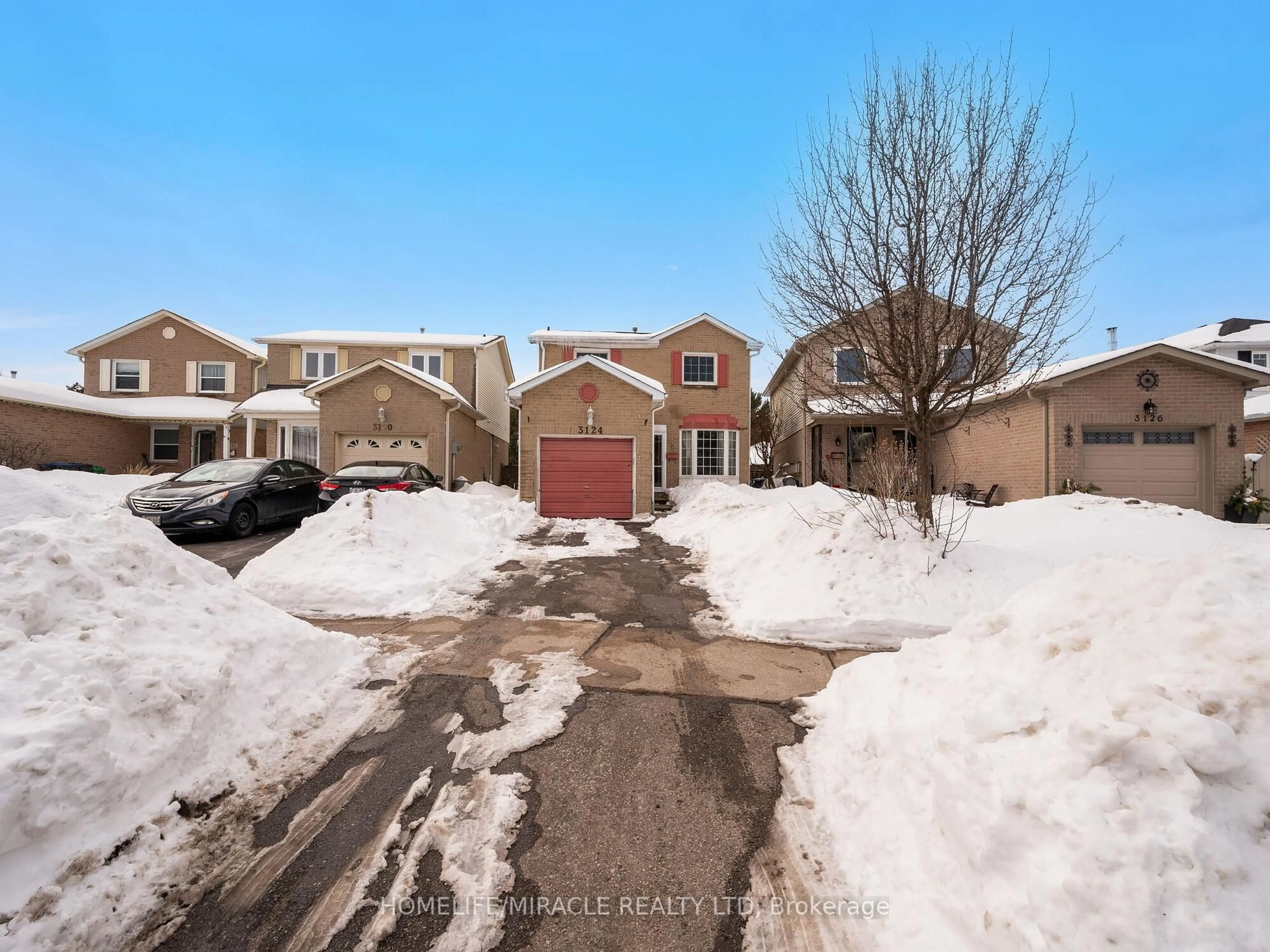 A pic from outside/outdoor area/front of a property/back of a property/a pic from drone, street for 3124 Patrick Cres, Mississauga Ontario L5N 3G5