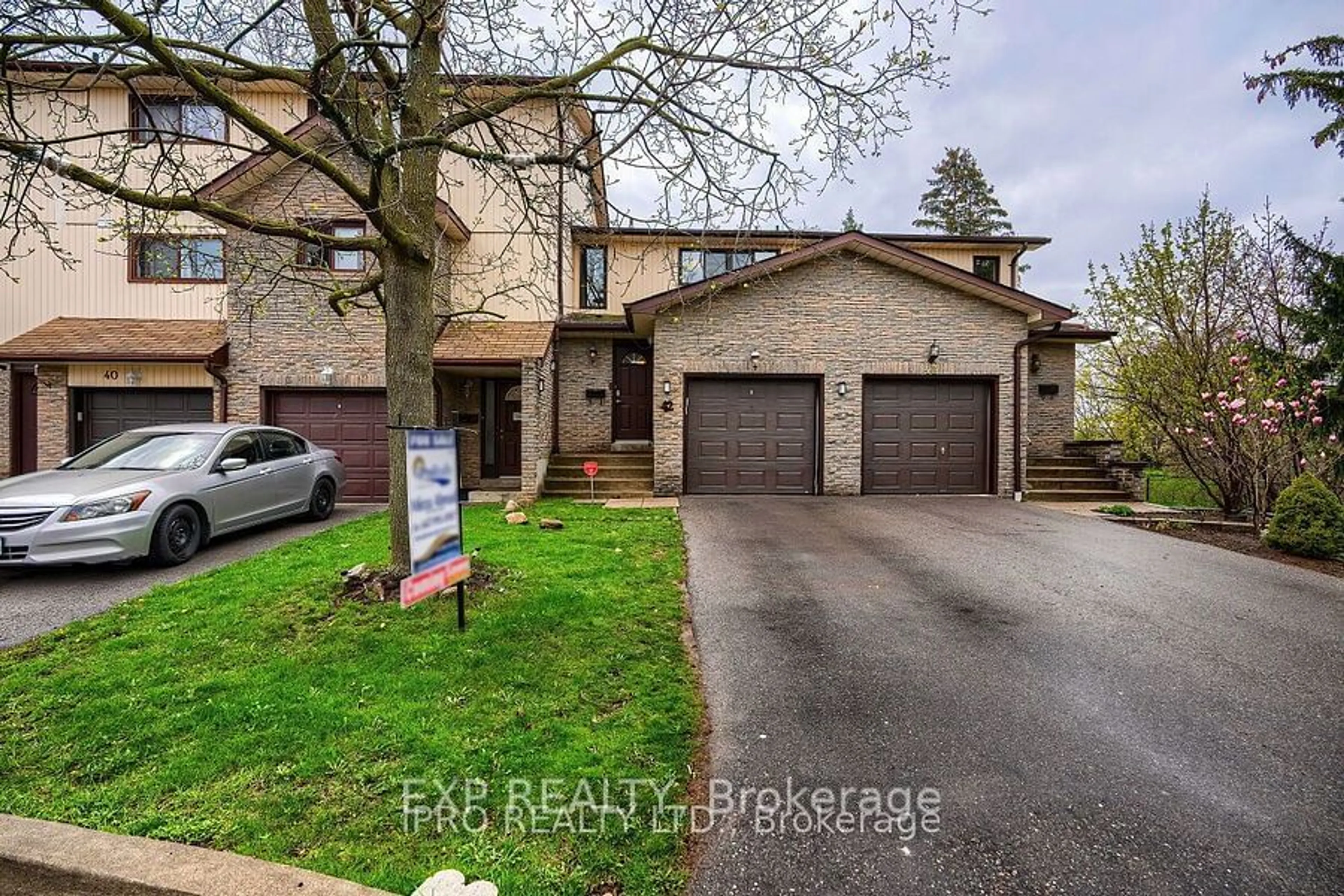 A pic from outside/outdoor area/front of a property/back of a property/a pic from drone, street for 42 Dawson Cres, Brampton Ontario L6V 3M5