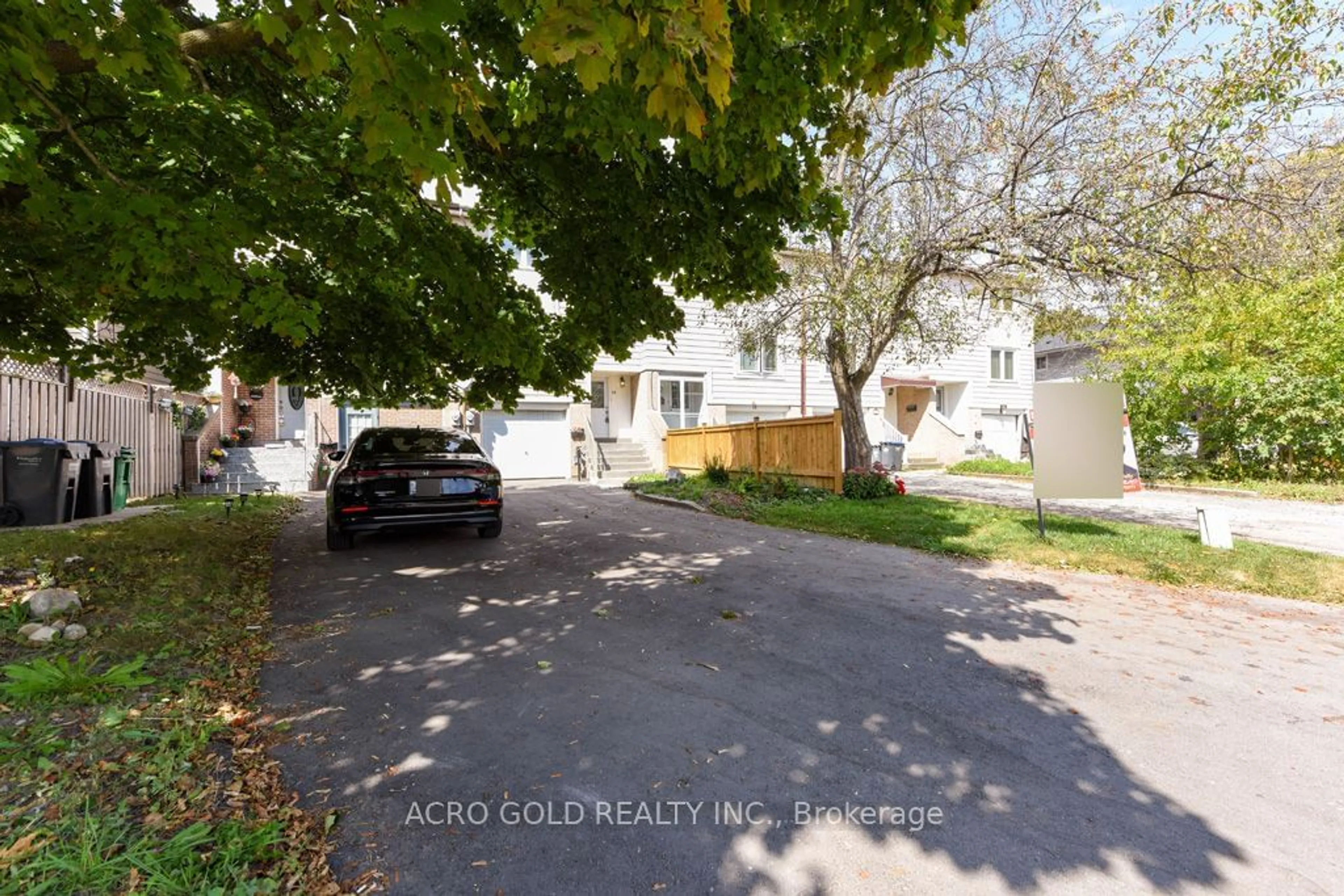 A pic from outside/outdoor area/front of a property/back of a property/a pic from drone, street for 19 Hoskins Sq, Brampton Ontario L6S 2N6