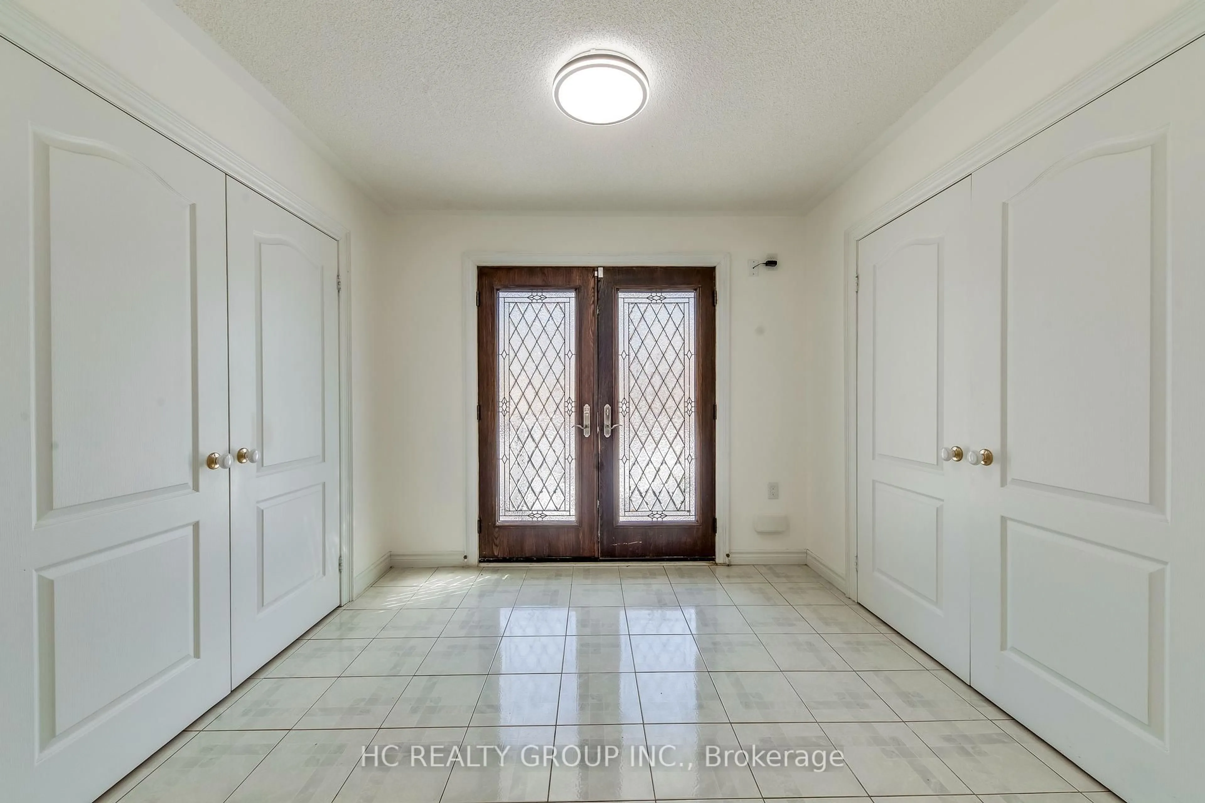 Indoor entryway for 5160 Montclair Dr, Mississauga Ontario L5M 5A6