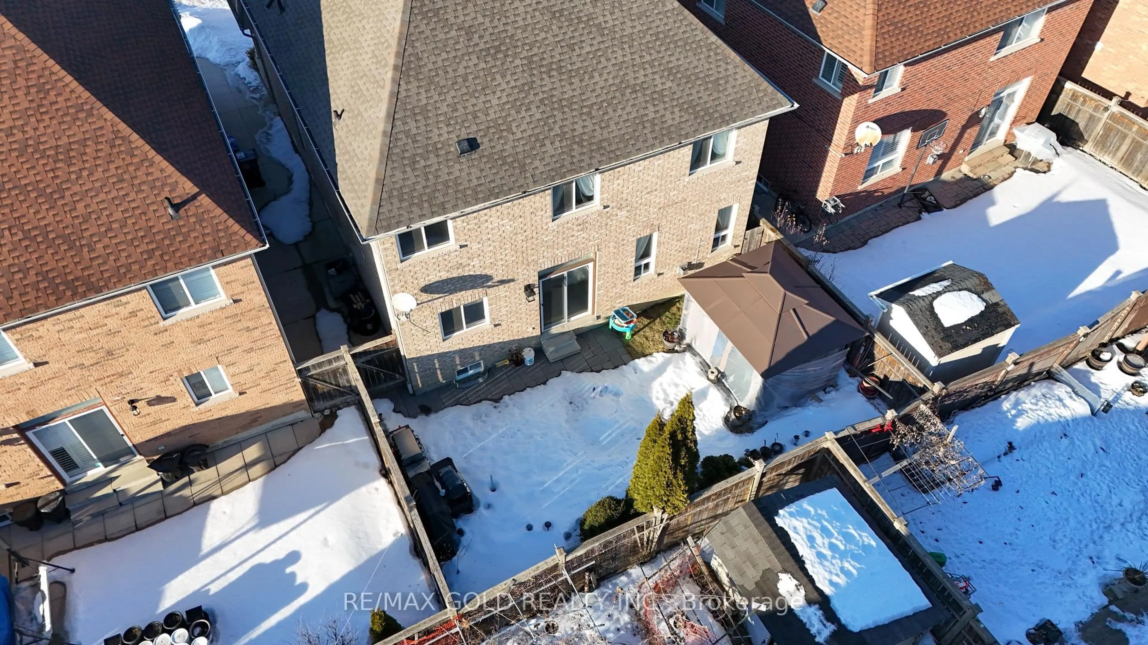 A pic from outside/outdoor area/front of a property/back of a property/a pic from drone, city buildings view from balcony for 7 Powell Dr, Brampton Ontario L6R 0K9