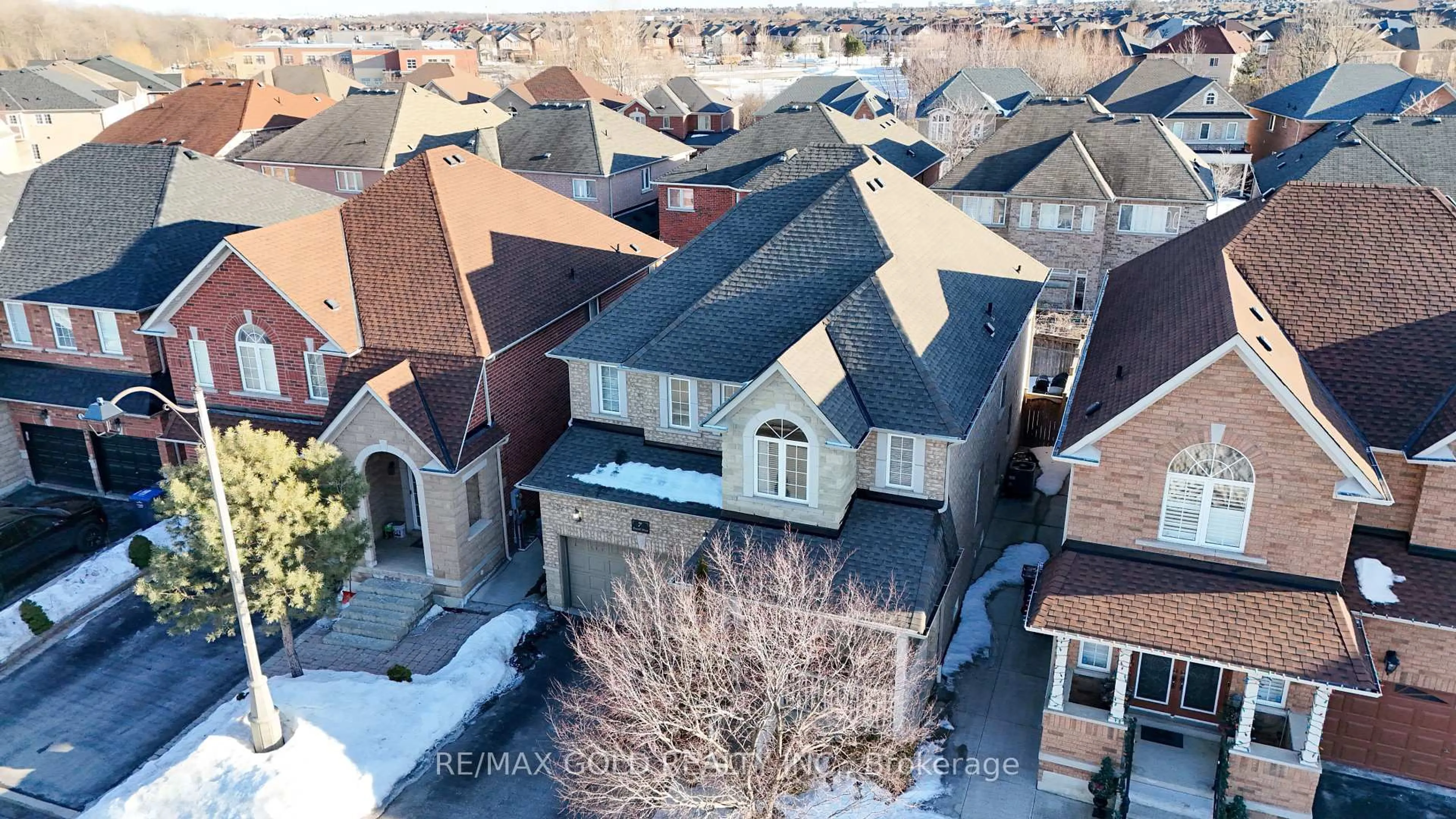 A pic from outside/outdoor area/front of a property/back of a property/a pic from drone, street for 7 Powell Dr, Brampton Ontario L6R 0K9