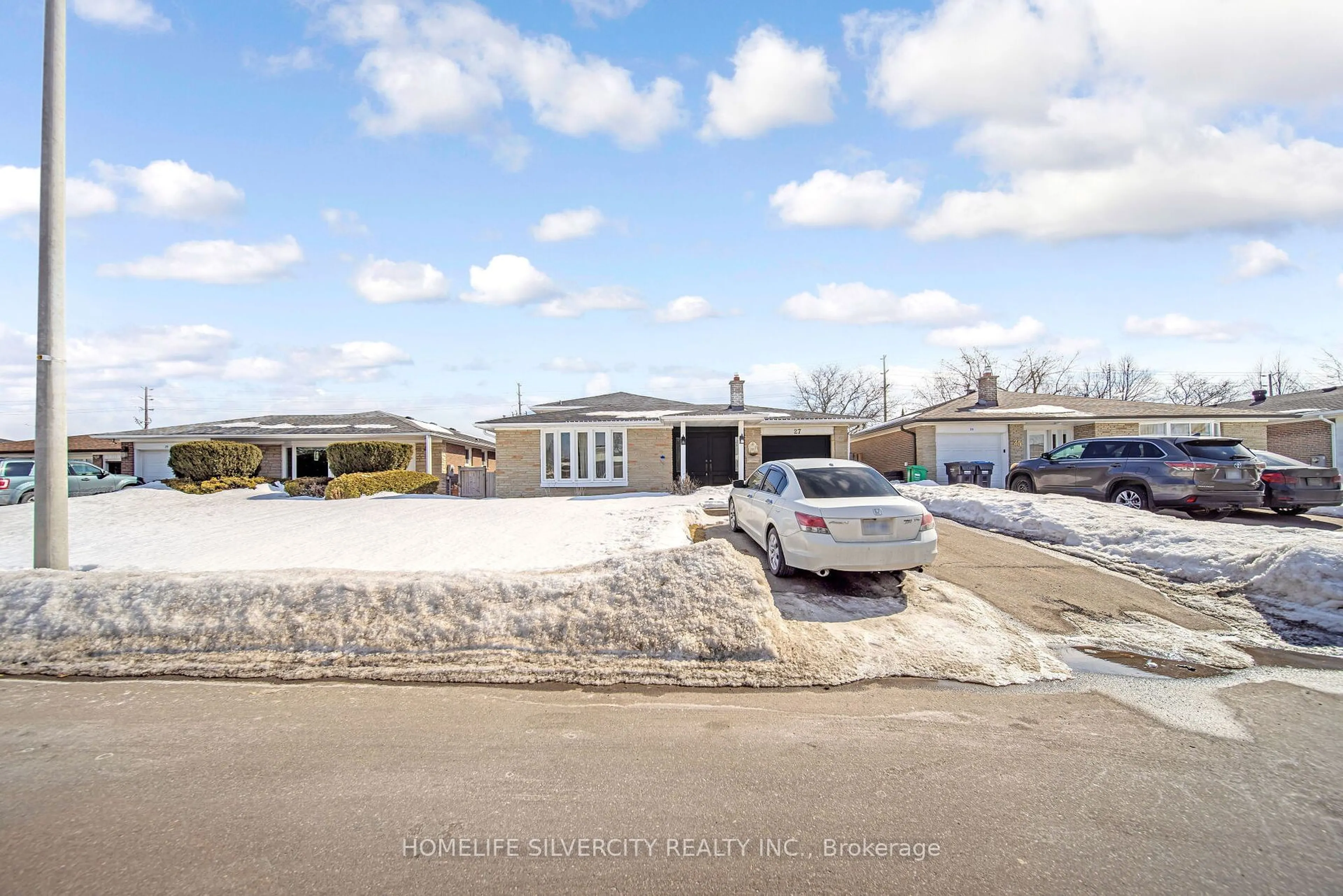 A pic from outside/outdoor area/front of a property/back of a property/a pic from drone, street for 27 Caldwell Cres, Brampton Ontario L6W 1A2