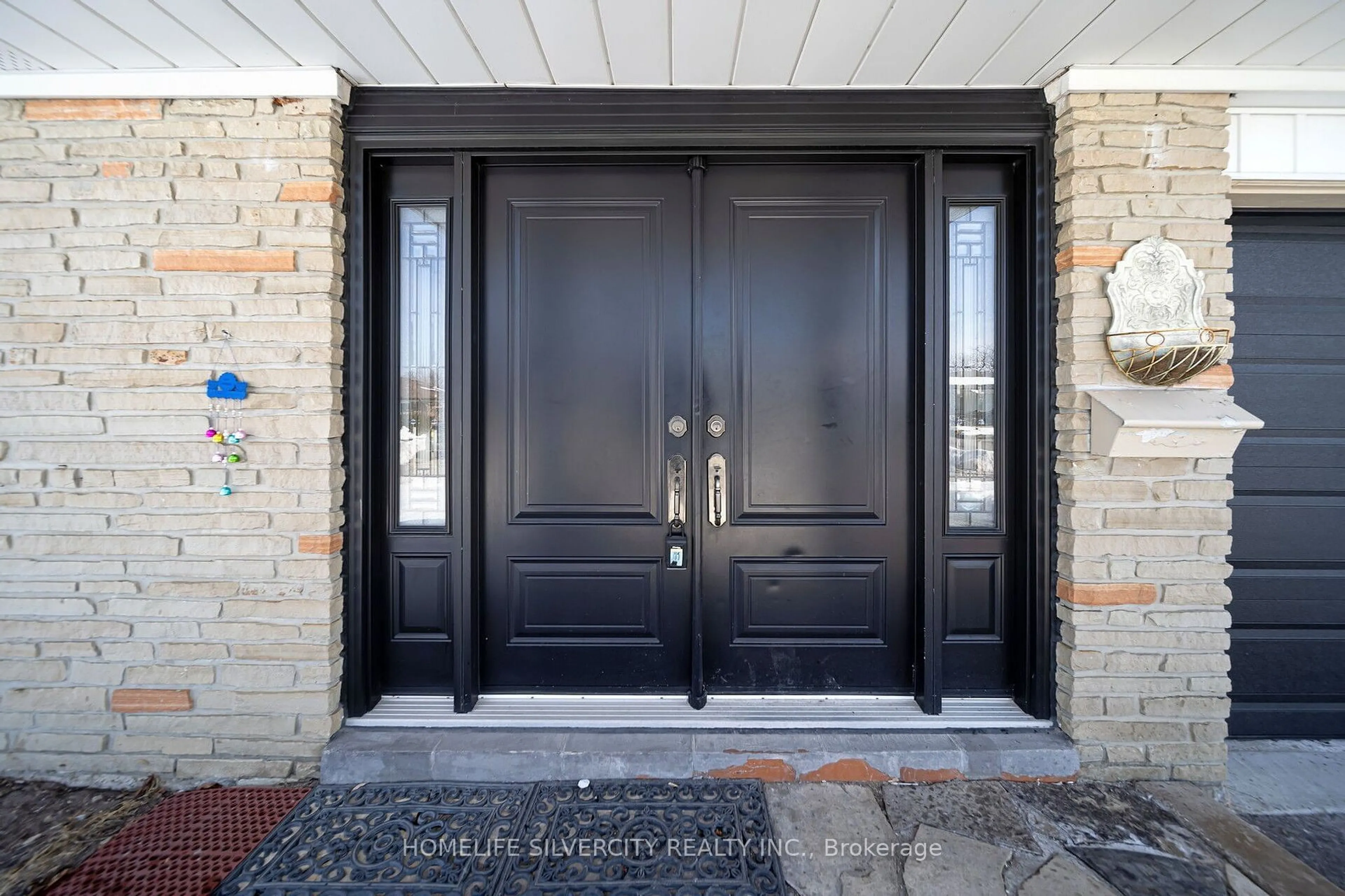 Indoor entryway for 27 Caldwell Cres, Brampton Ontario L6W 1A2