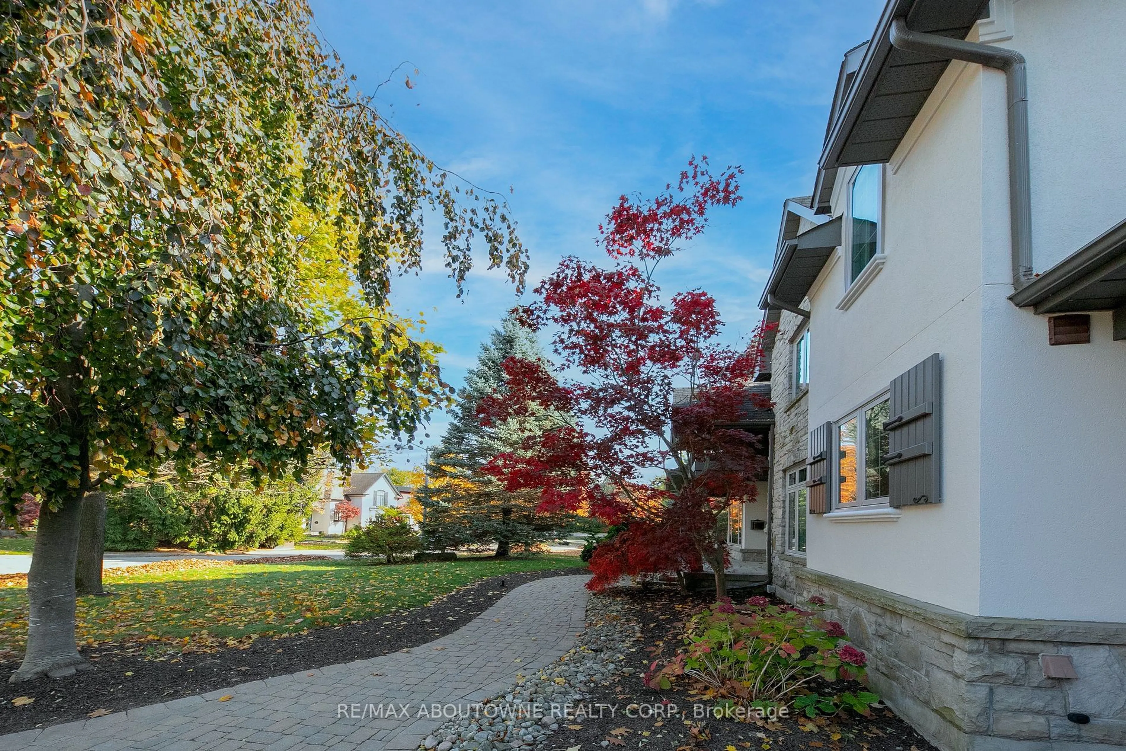 A pic from outside/outdoor area/front of a property/back of a property/a pic from drone, street for 116 Parkwood Crt, Oakville Ontario L6J 7W6