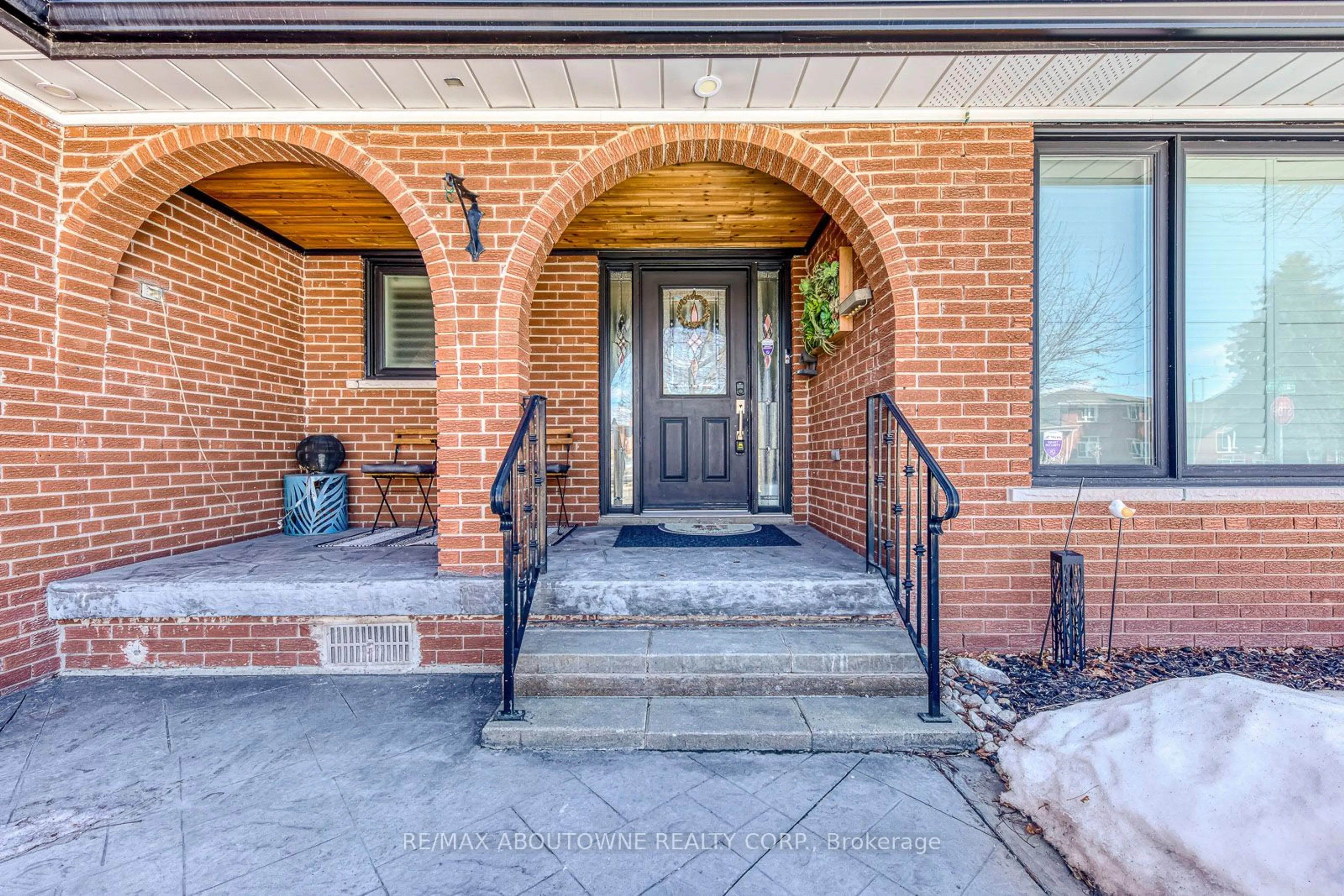 Home with brick exterior material, street for 322 MARY St, Oakville Ontario L6K 3P6