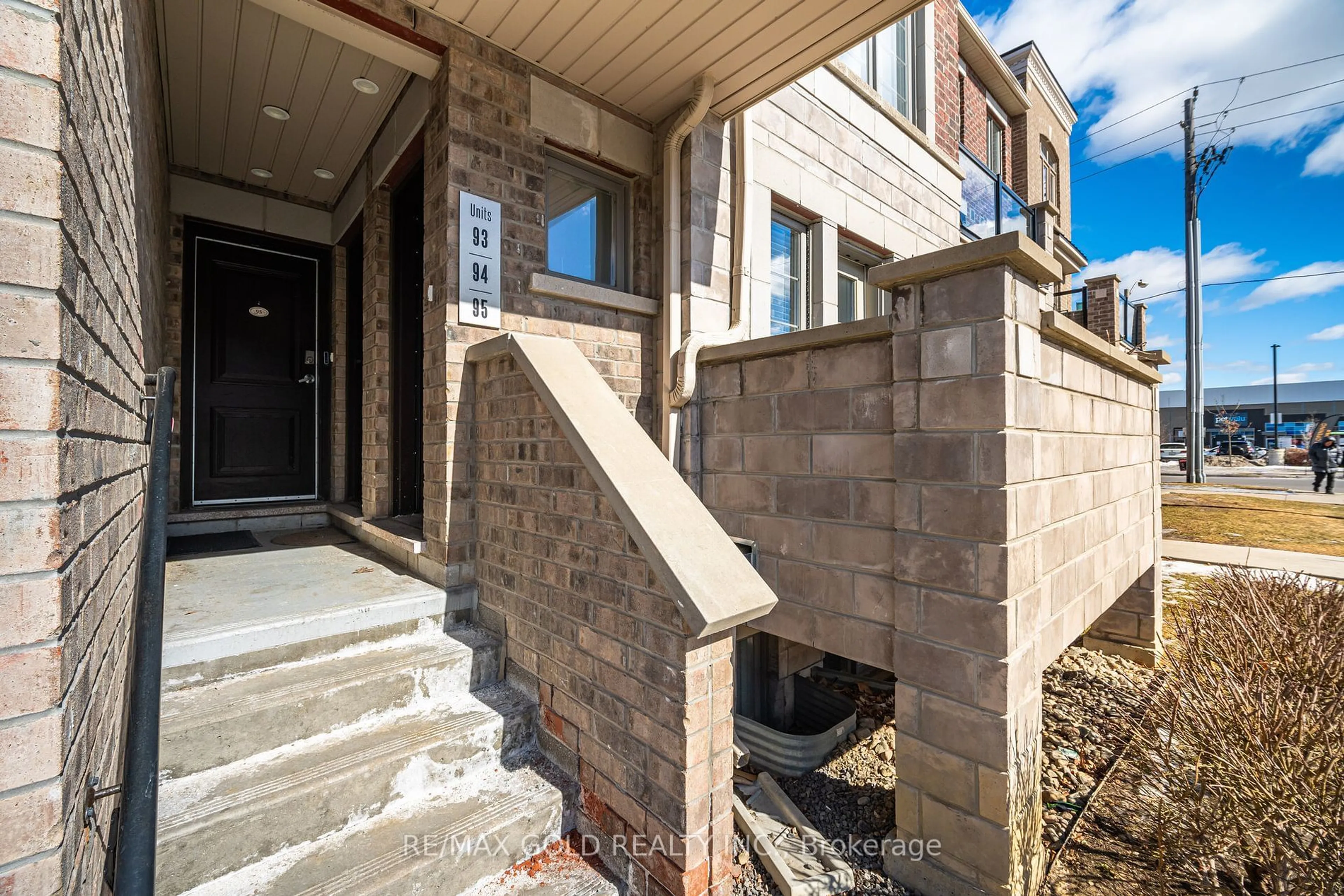 Indoor entryway for 100 Parrotta Dr #94, Toronto Ontario M9M 0G1