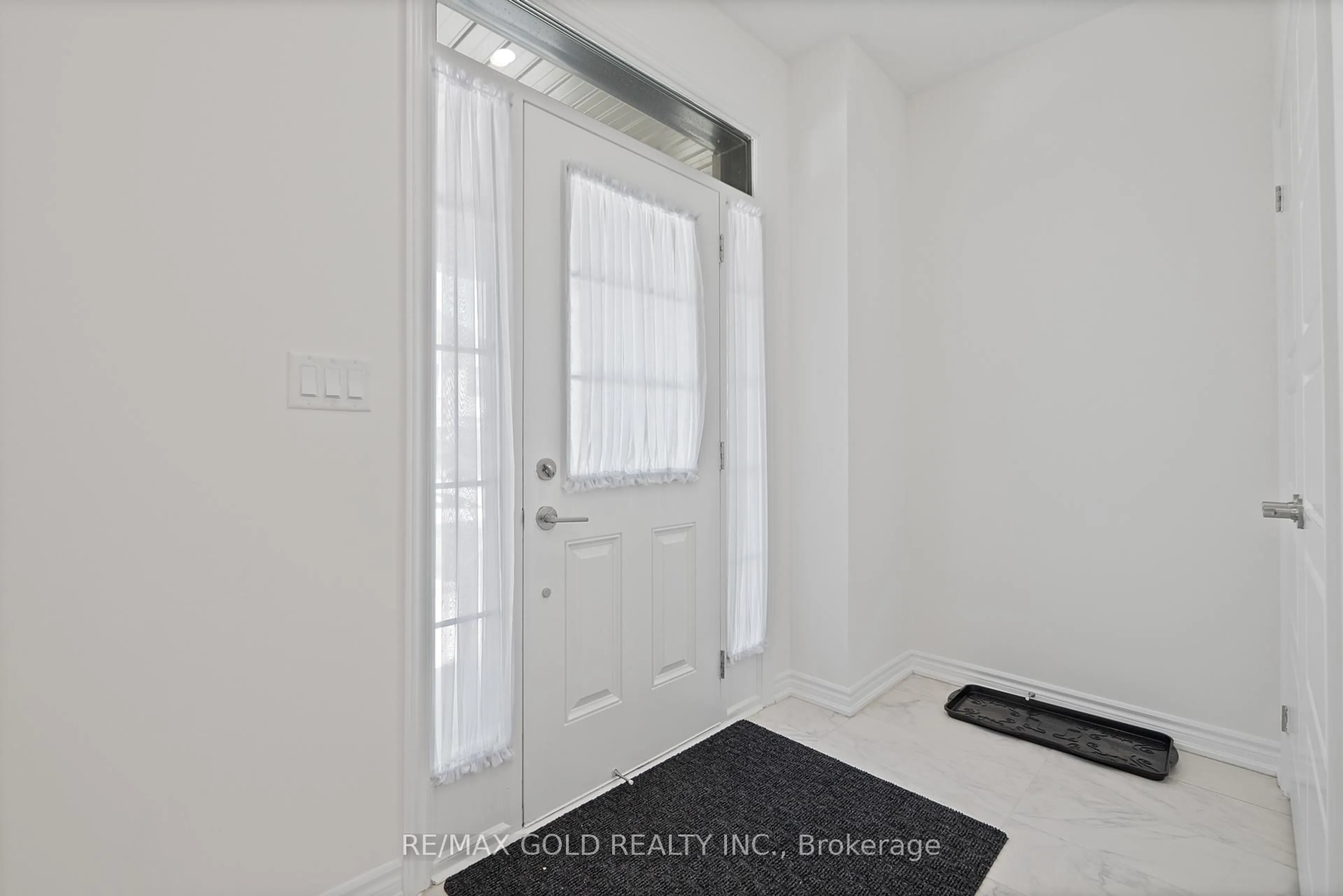 Indoor entryway for 474 Bergamot Ave, Milton Ontario L9E 1T8