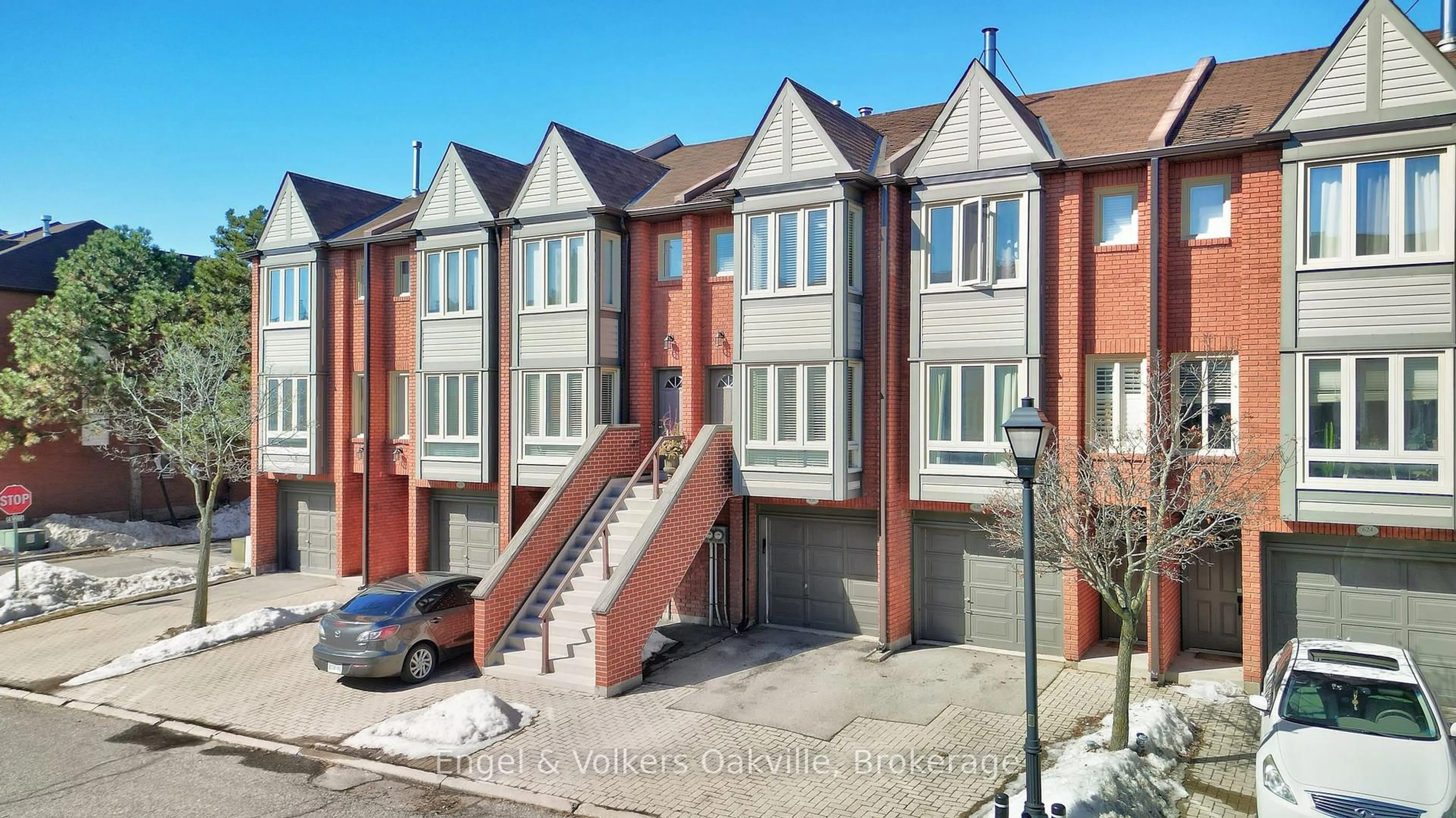 A pic from outside/outdoor area/front of a property/back of a property/a pic from drone, street for 895 Maple Ave #626, Burlington Ontario L7S 2H7