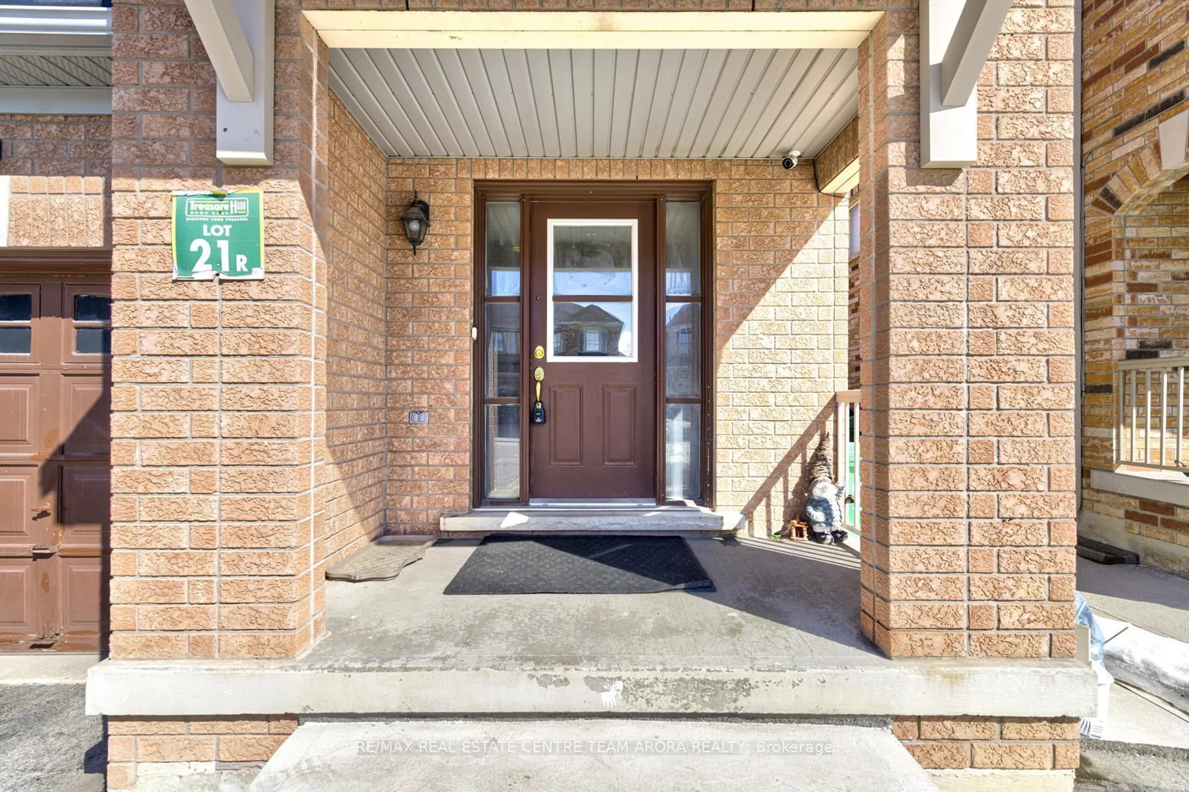 Indoor entryway for 7 Tustin Rd, Brampton Ontario L6P 3K9