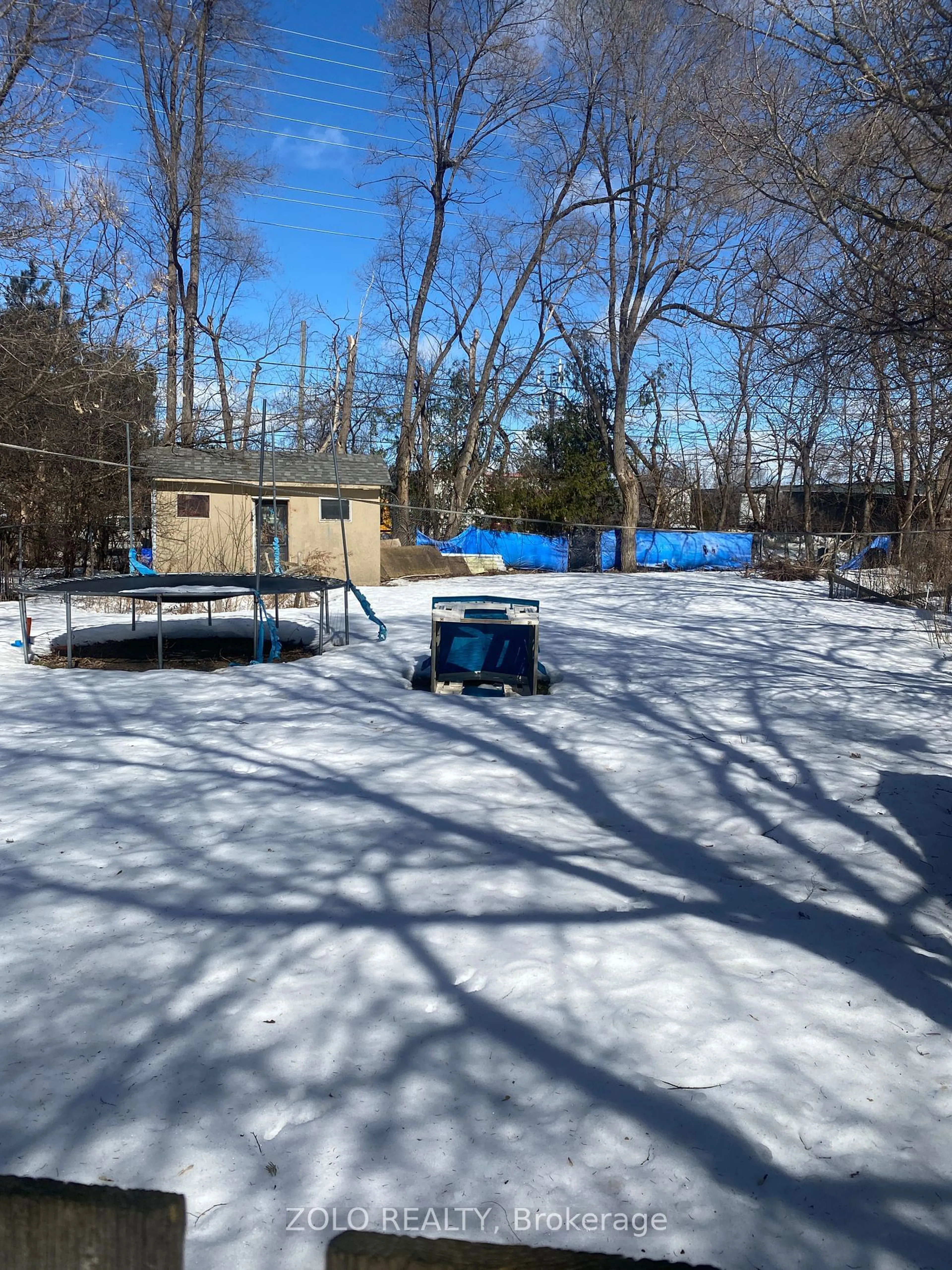 A pic from outside/outdoor area/front of a property/back of a property/a pic from drone, street for 36 Northwood Dr, Brampton Ontario L6X 2L2