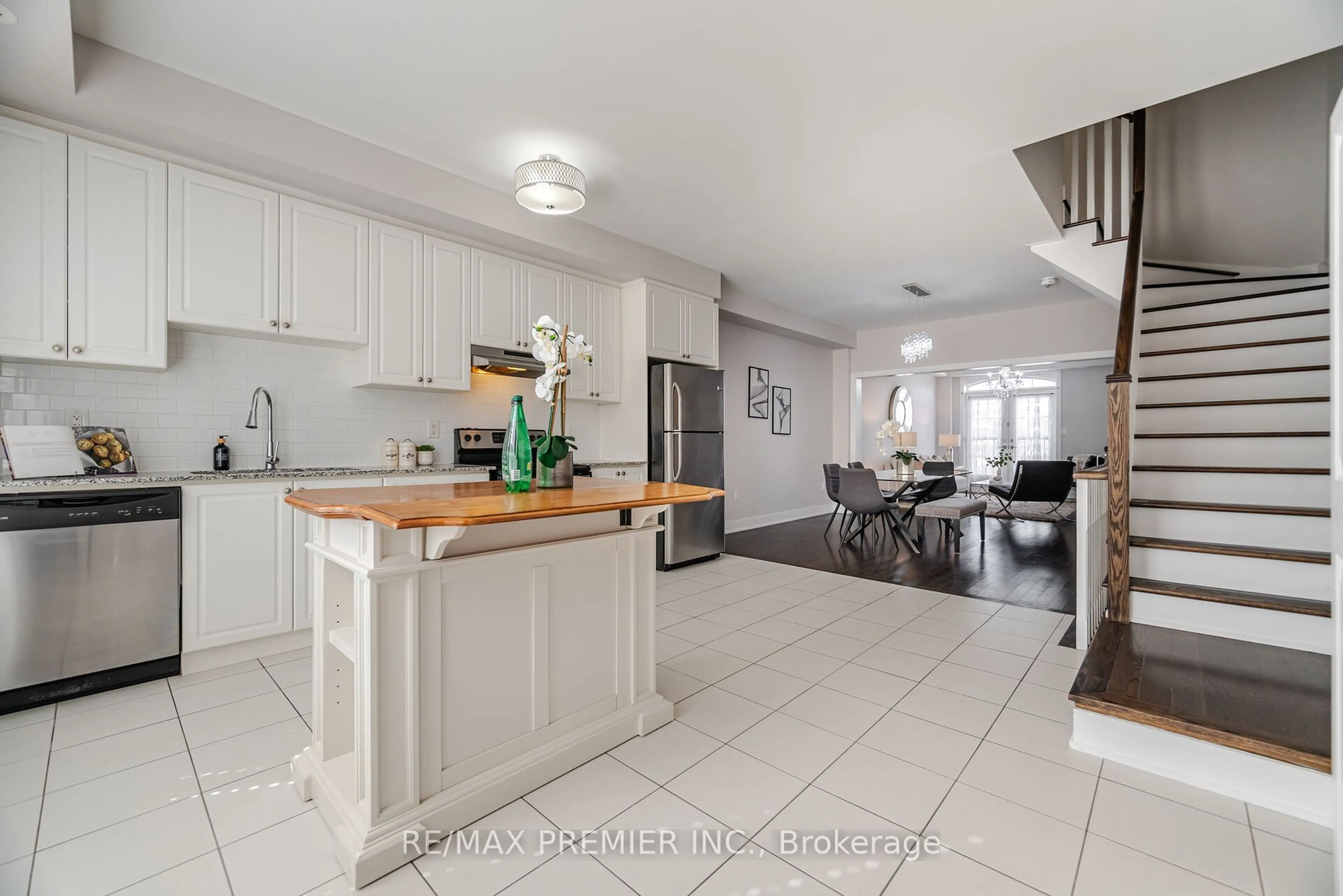 Open concept kitchen, ceramic/tile floor for 1204 Beachcomber Rd, Mississauga Ontario L5G 0B5