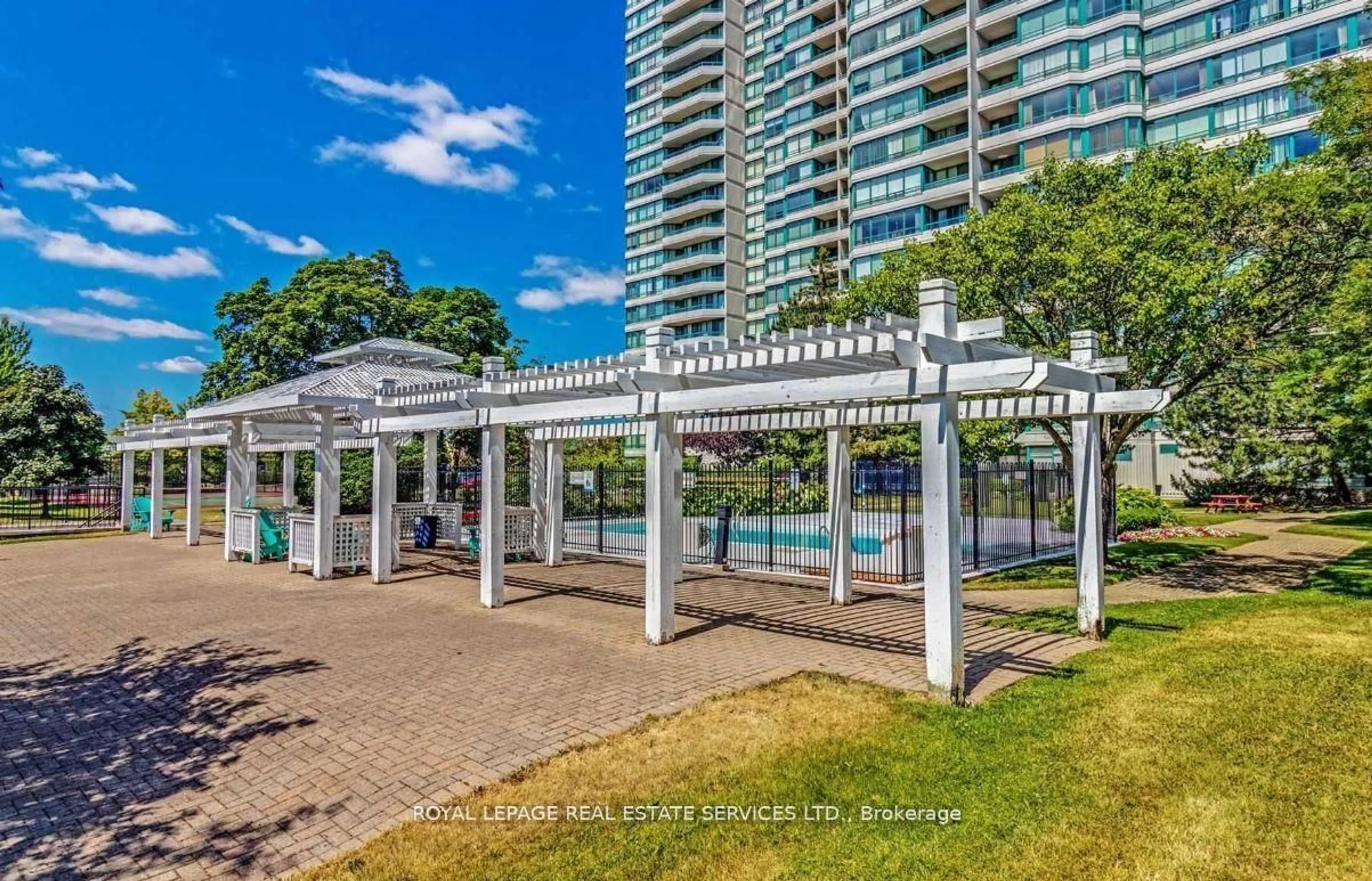 Patio, water/lake/river/ocean view for 550 Webb Dr #510, Mississauga Ontario L5B 3Y4